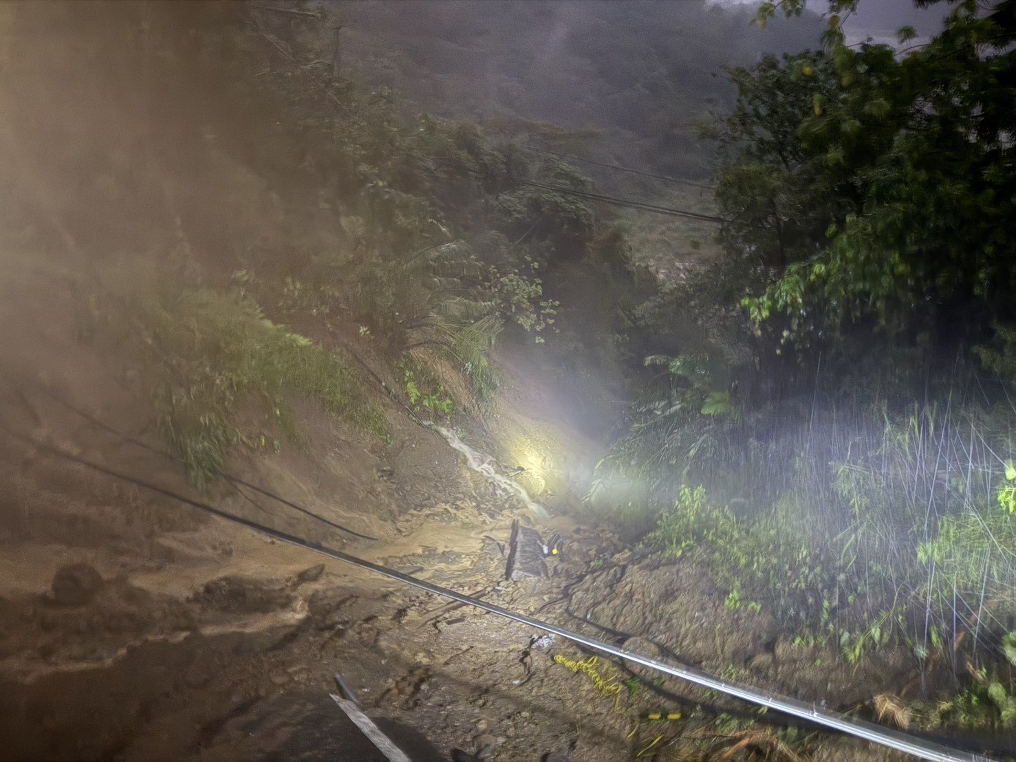 豪雨導致道路坍方，高雄桃源驚傳有1家5口駕車墜谷。（交通部公路局南區養護工程分局提供）