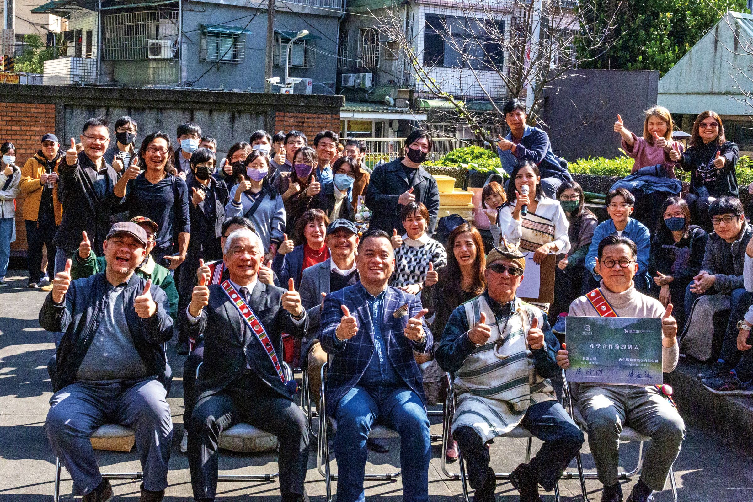 冉色斯動畫宣布與世新大學原住民專班產學合作，姚孟超（前排左起）、世新大學校長陳清河、瑪拉歐斯出席簽署儀式。（冉色斯動畫提供）
