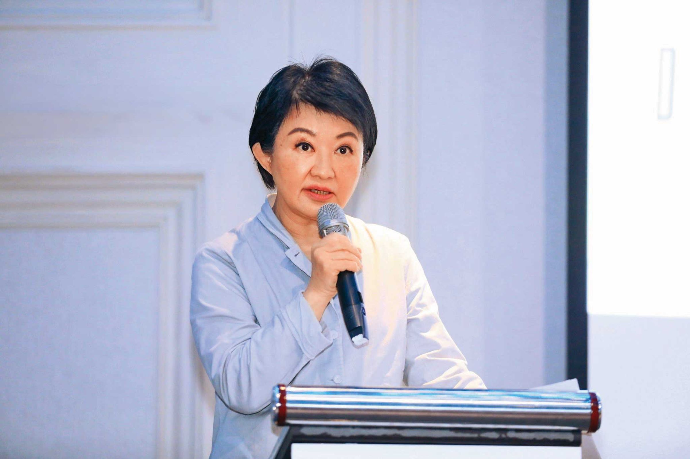 台中市長盧秀燕(圖)3月底接受媒體專訪談軍購,報導出刊前不忘先跟黨中央、韓國瑜、傅崐萁「打招呼」。(翻攝盧秀燕臉書)