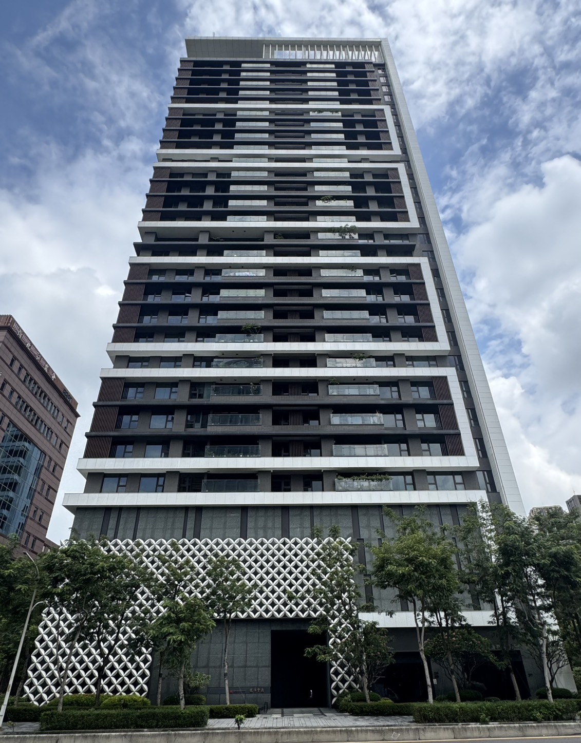 「馥華雲鼎」主打127至146坪的大坪數住宅，是榜上板橋區中坪數最大的高價住宅社區。