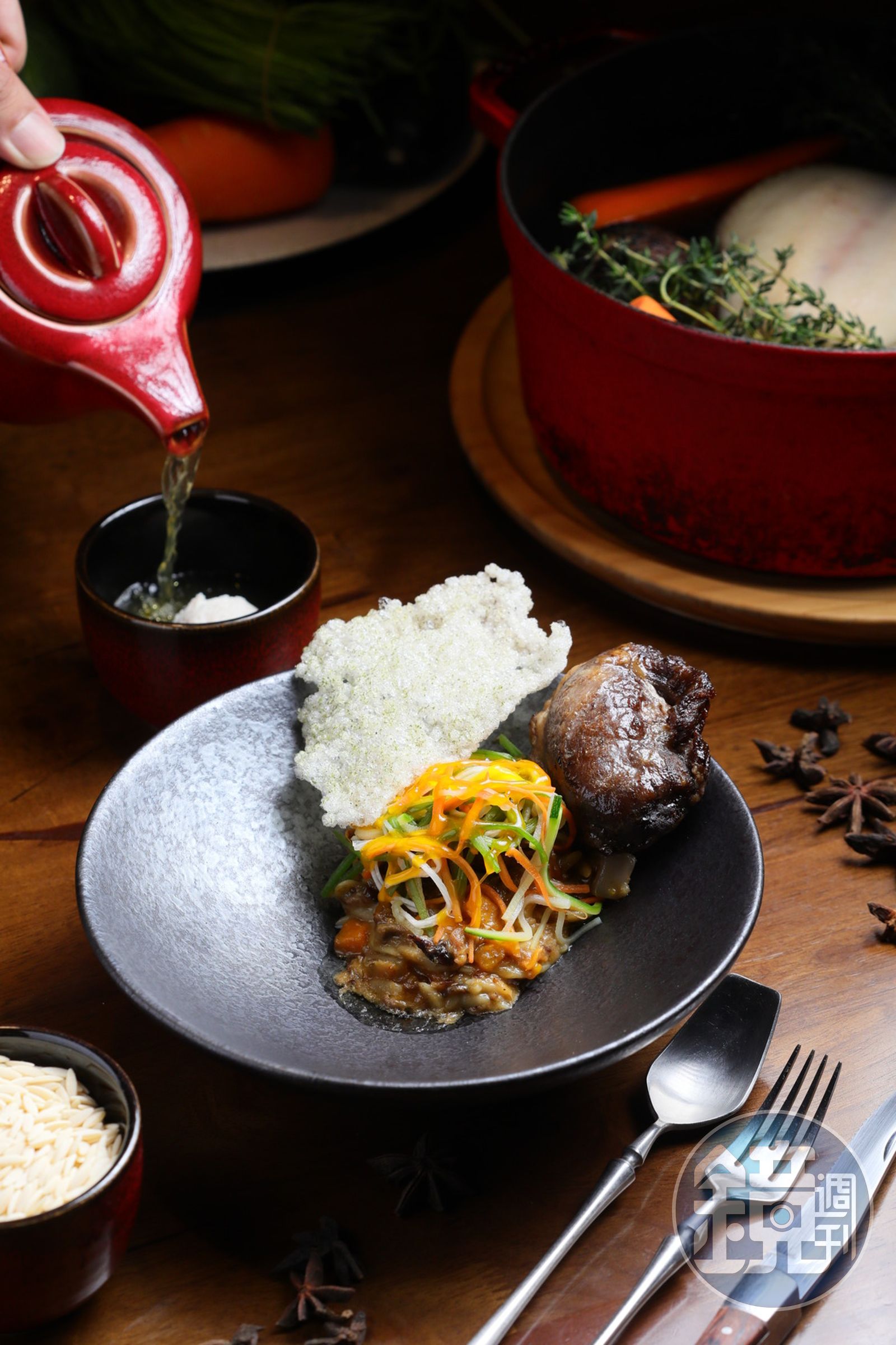 台菜和法菜皆常見的燉肉被演繹成「法式燉肉｜米麵｜蛋黃」（前），湯品則以法國料理澄清系湯頭「雞湯｜真丈」（後）呈現。（皆法式辦桌1,280元菜色）