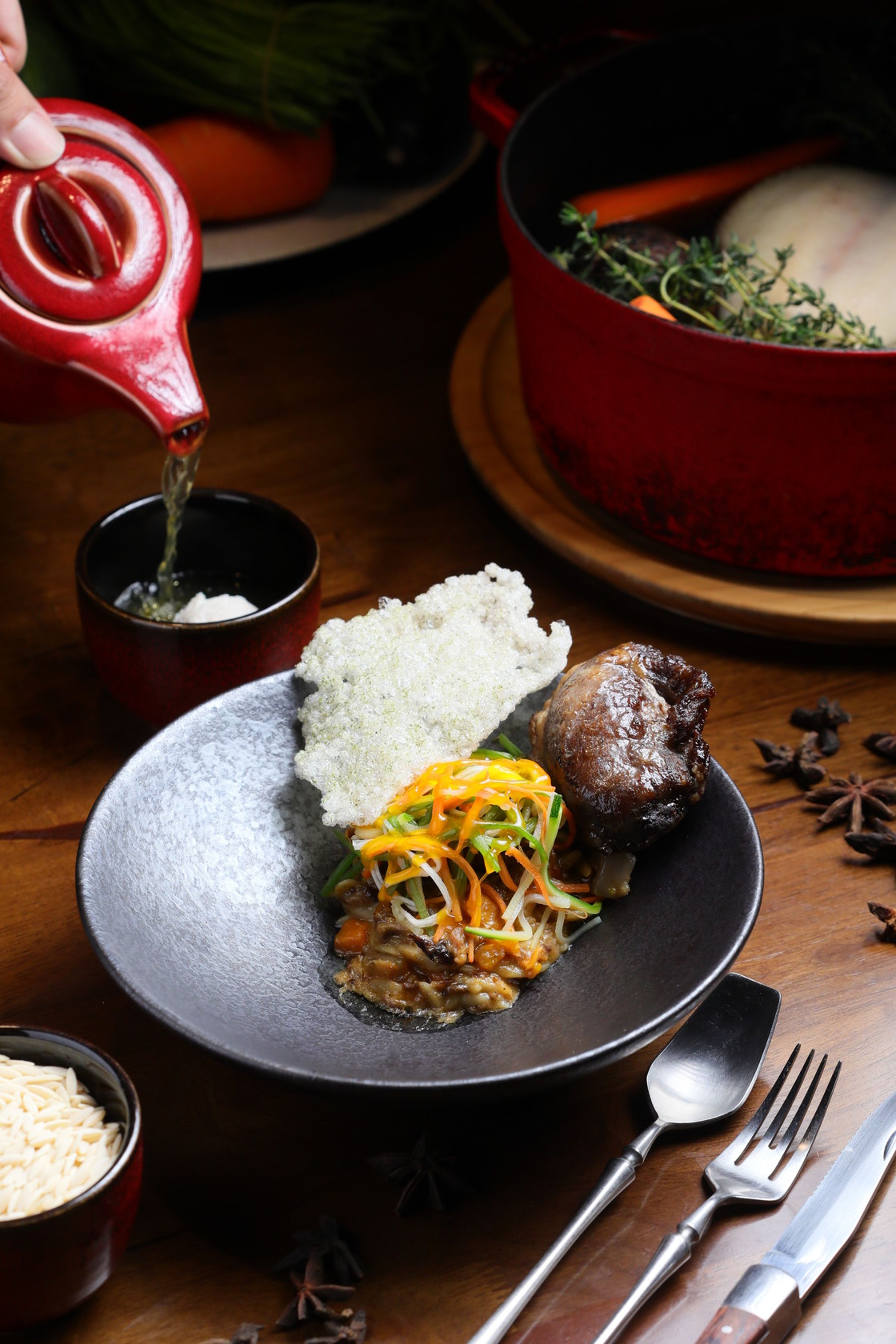 台菜和法菜皆常見的燉肉被演繹成「法式燉肉｜米麵｜蛋黃」（前），湯品則以法國料理澄清系湯頭「雞湯｜真丈」（後）呈現。（皆法式辦桌1,280元菜色）