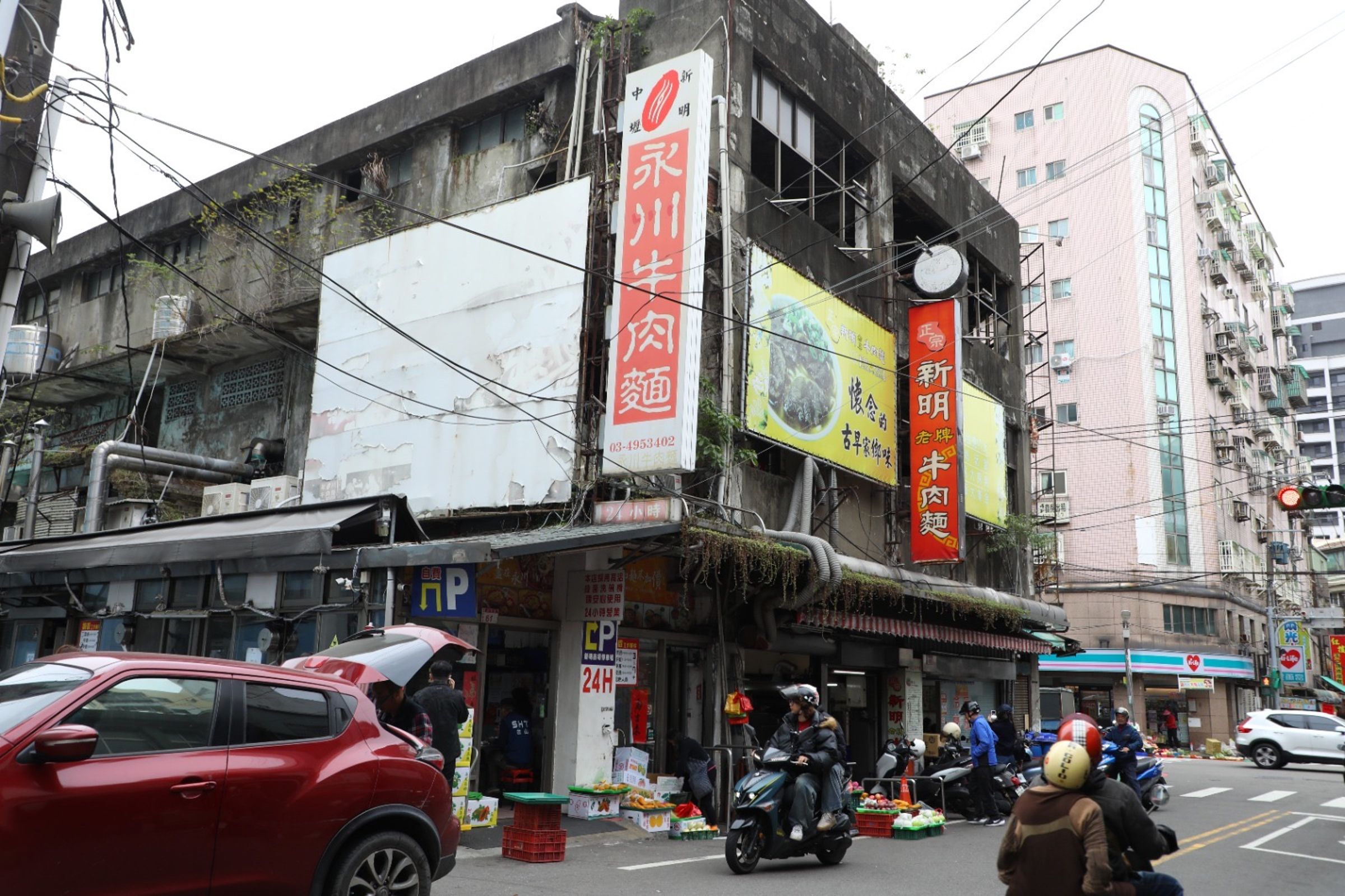 「新明牛肉麵」是裴社長服役於中壢時常吃的牛肉麵店。(鏡週刊提供)