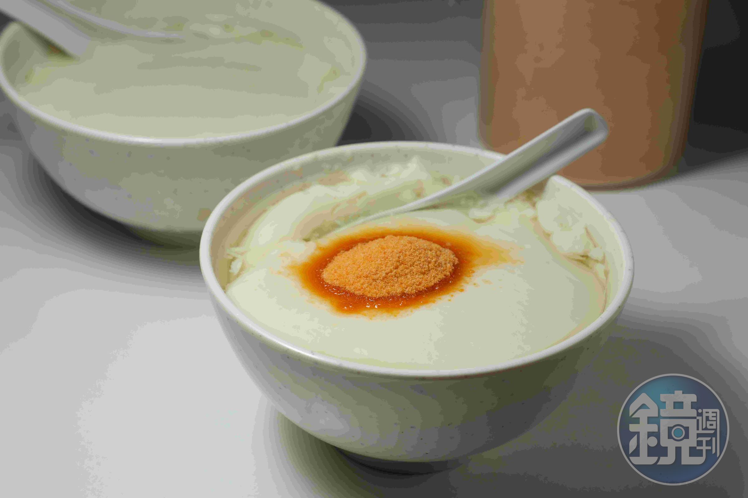香港傳統的「豆腐花」講究滑嫩與豆香，以片狀舀入碗內，通常熱食、只加黃糖提味。（圖為公和荳品廠的「荳腐花」）
