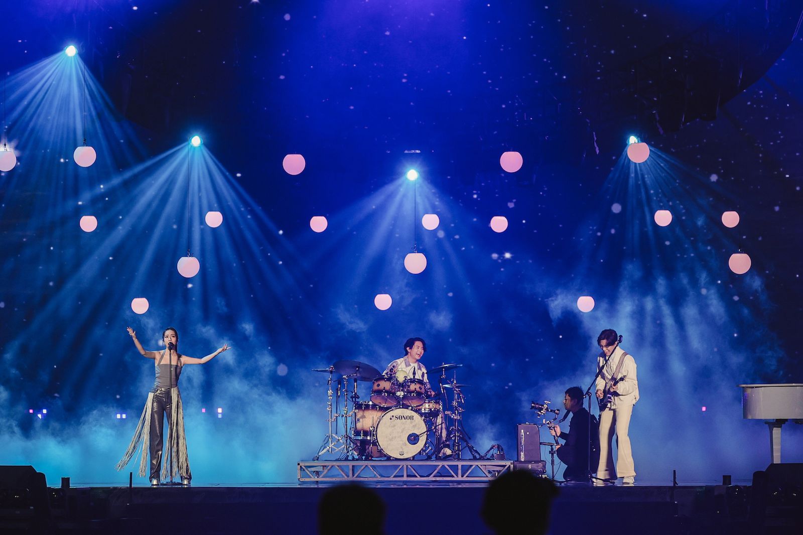 告五人為世壯運開幕表演重新編曲,帶來〈新世界〉與〈又到天黑〉兩首經典曲。(相信音樂提供)
