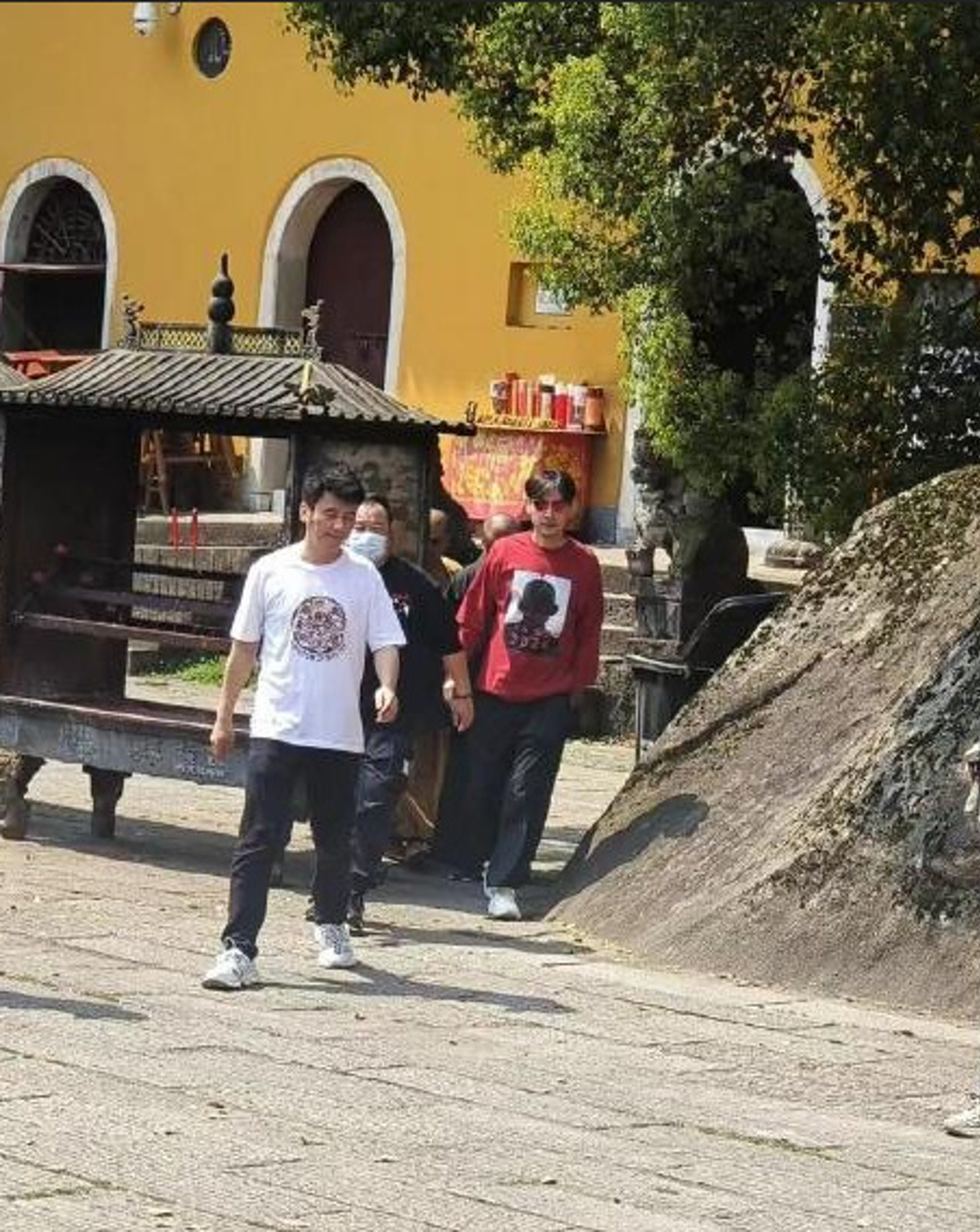胡歌被網友捕捉到在九華山上的照片。（翻攝自微博）
