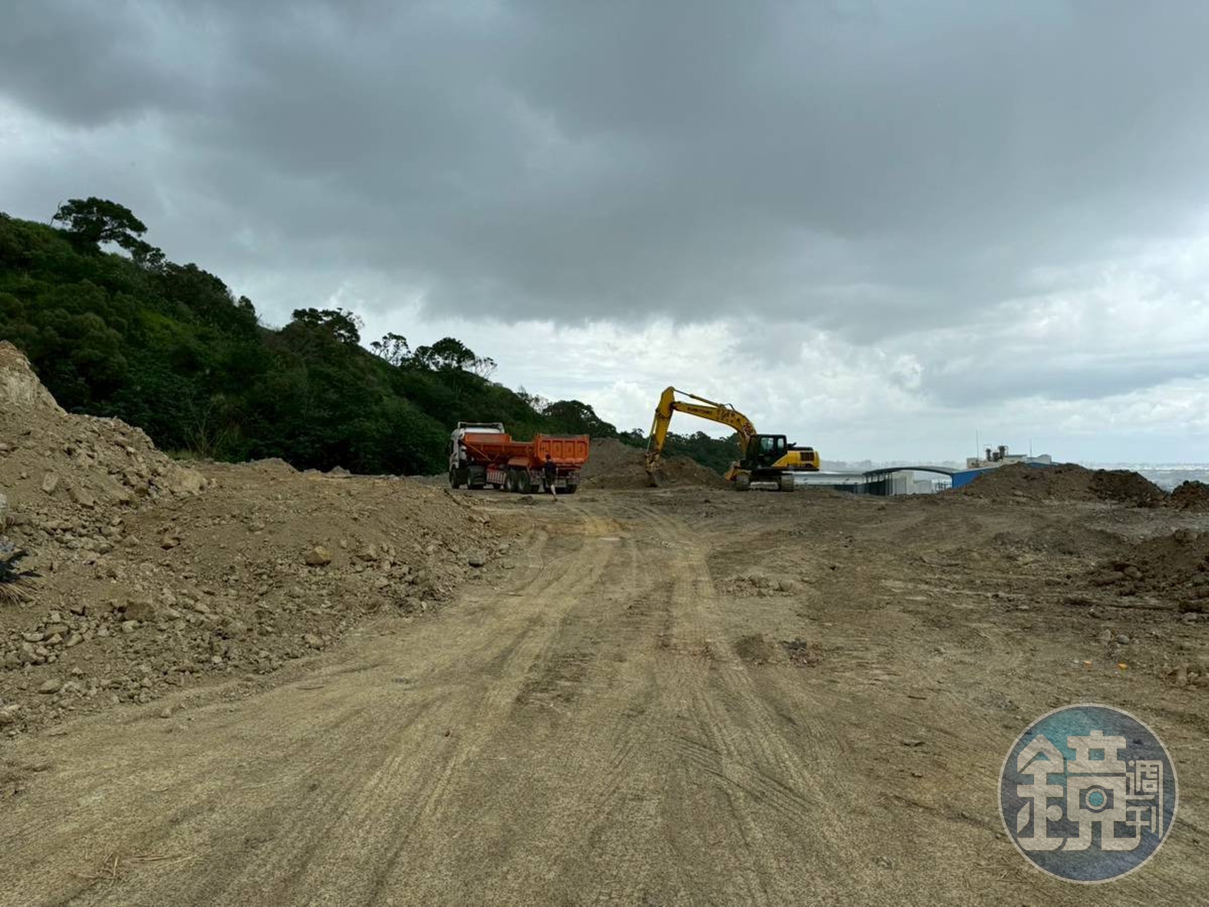 環保蟑螂以合法掩飾非法，或未經合法土資場處理，直接由載運車隊載往上開土地堆置。（中檢提供）