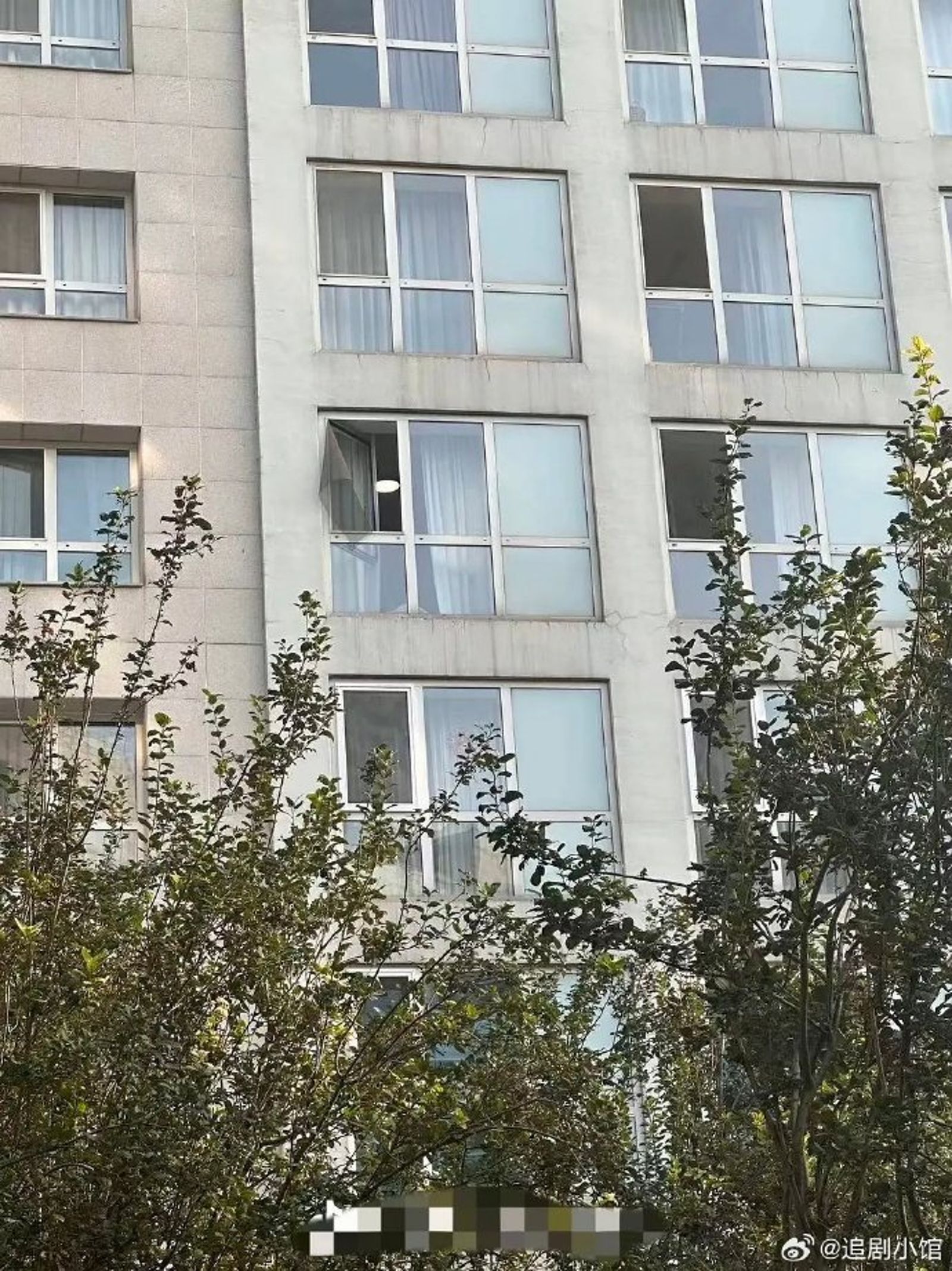 網上曝光該社區照片，紗窗打開的那戶疑似就是事發現場。（微博圖片）