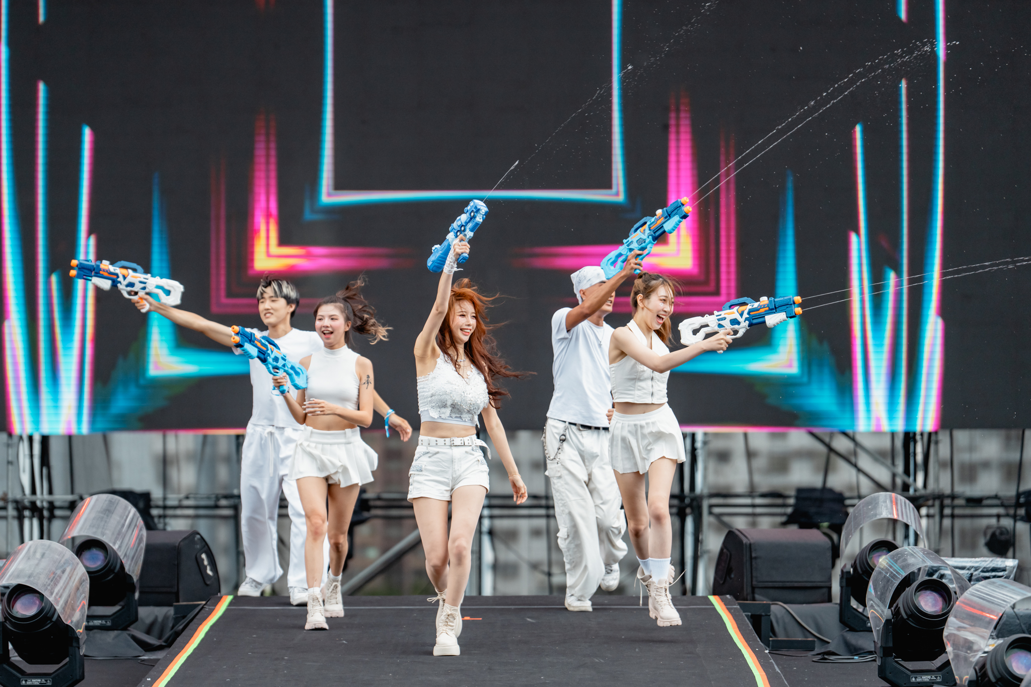 李雅英（中）在高雄啤酒節拿起水槍玩水啦。（寬寬整合行銷提供）