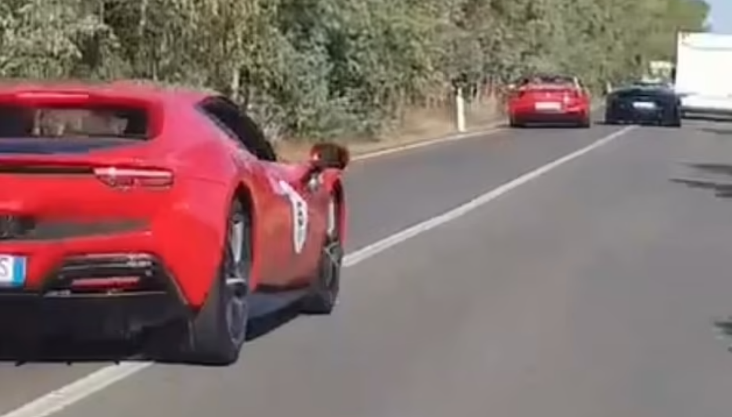 法拉利對決藍寶堅尼輸了！超車狠撞釀悲劇，富豪車主夫婦被活活燒死。（翻自《每日郵報》）