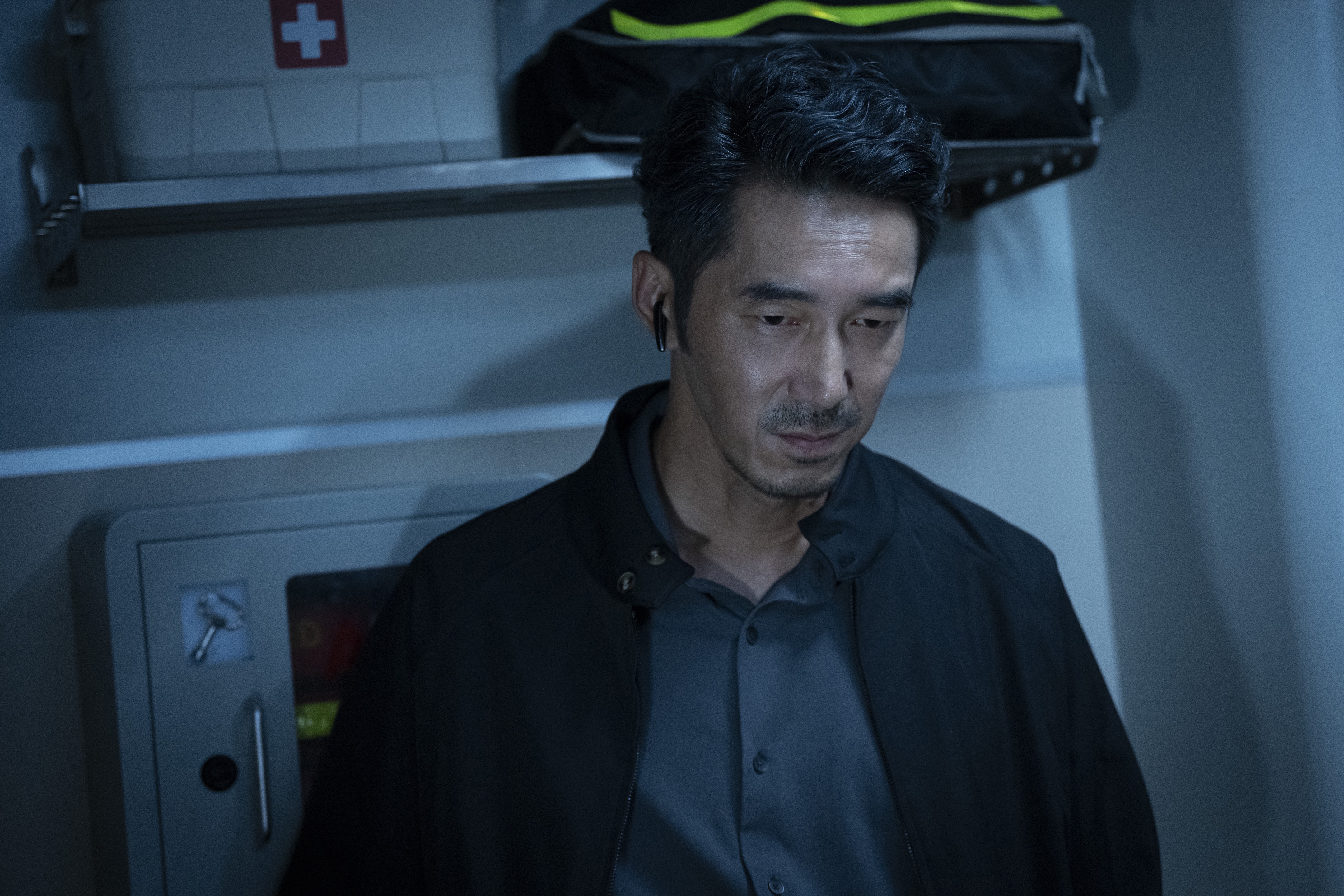 李李仁在《96分鐘》為追查未解的炸彈案真相，登上南下列車展開調查。（華影國際提供）