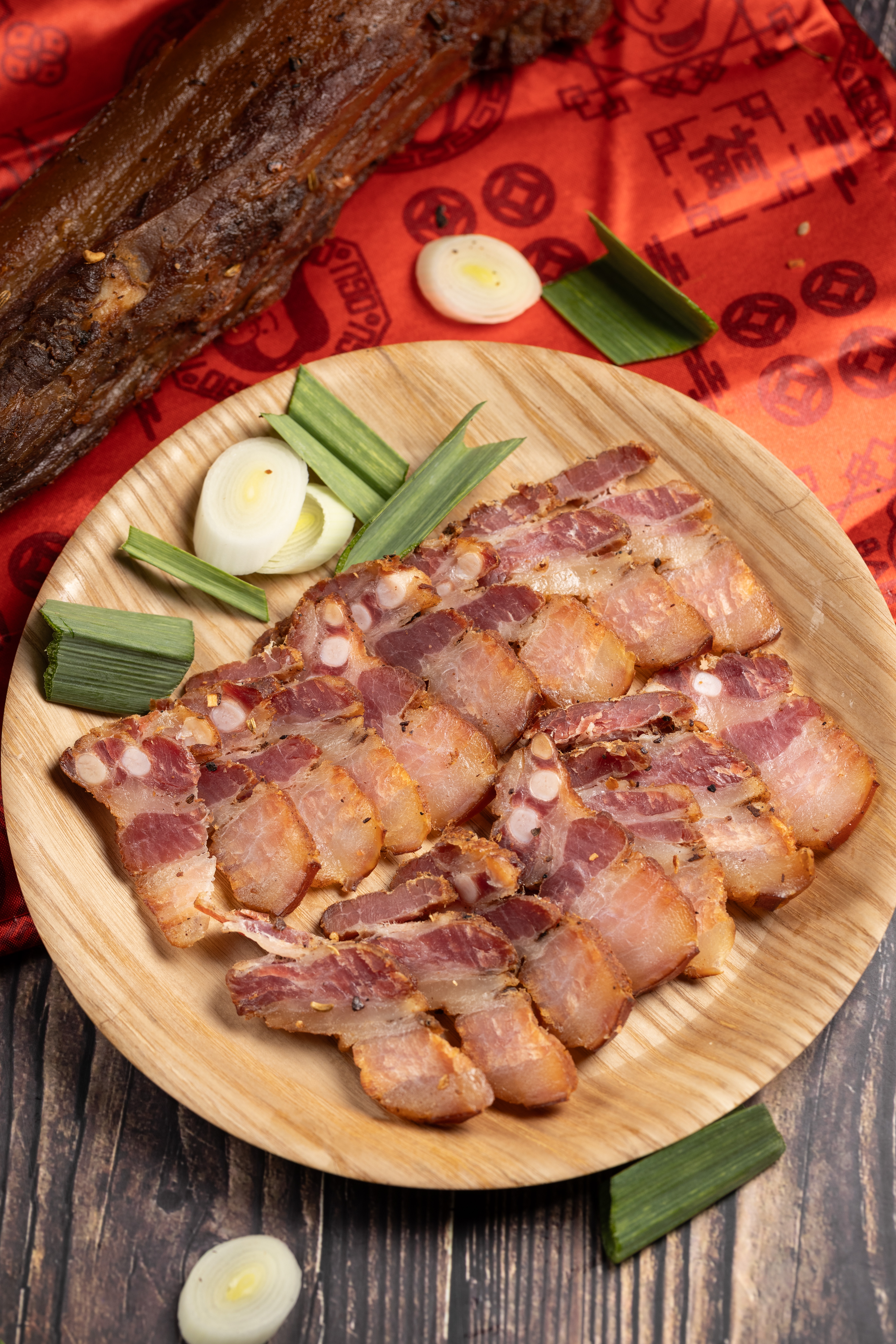 「煙燻五花臘肉」使用傳統蔗燻古法製作，保證不添加色素與香精。（420元／斤）