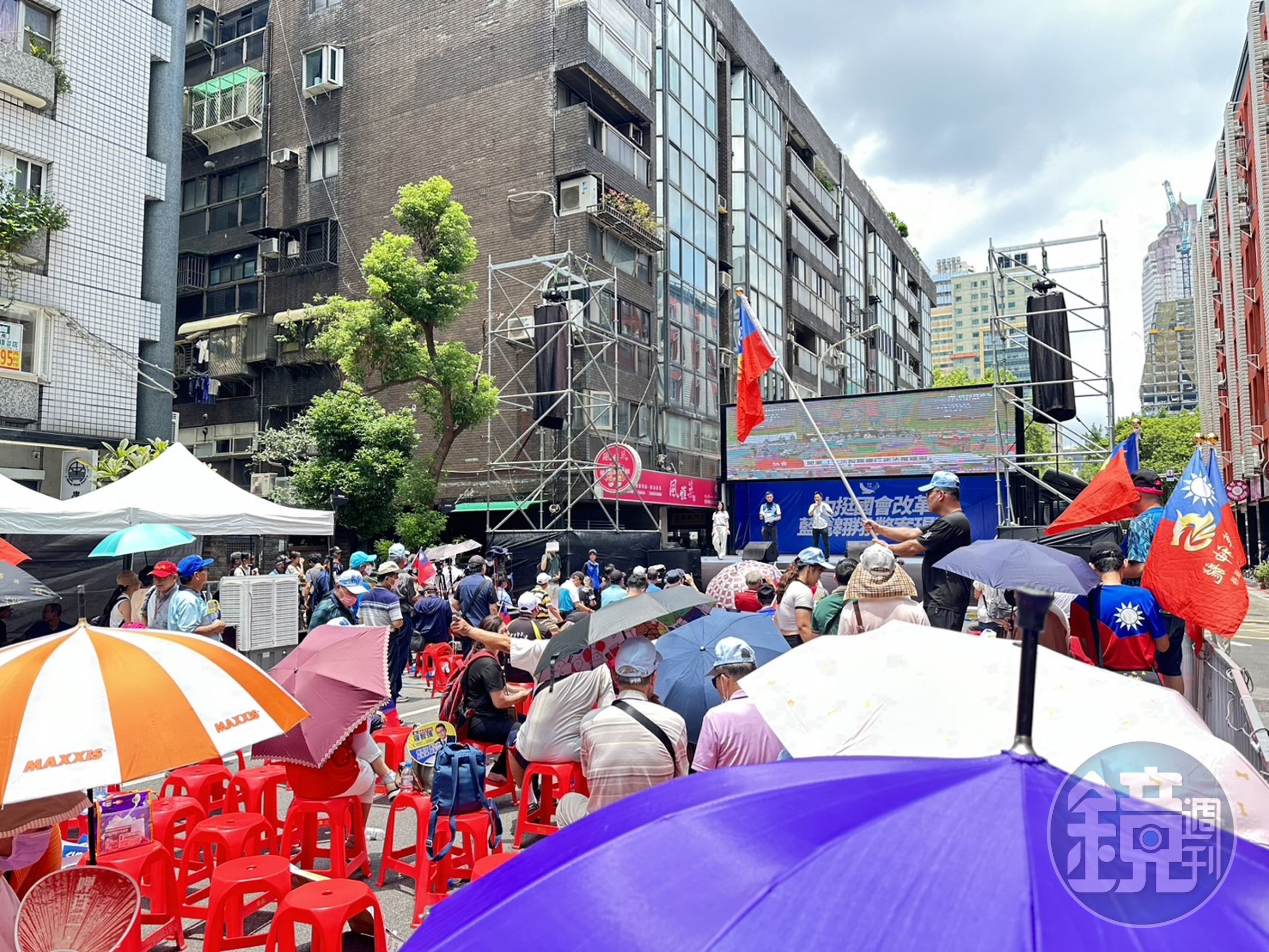 國民黨為反對行政院覆議案,動員「藍鷹」人力集結,與反對國會擴權的青鳥行動尬場。