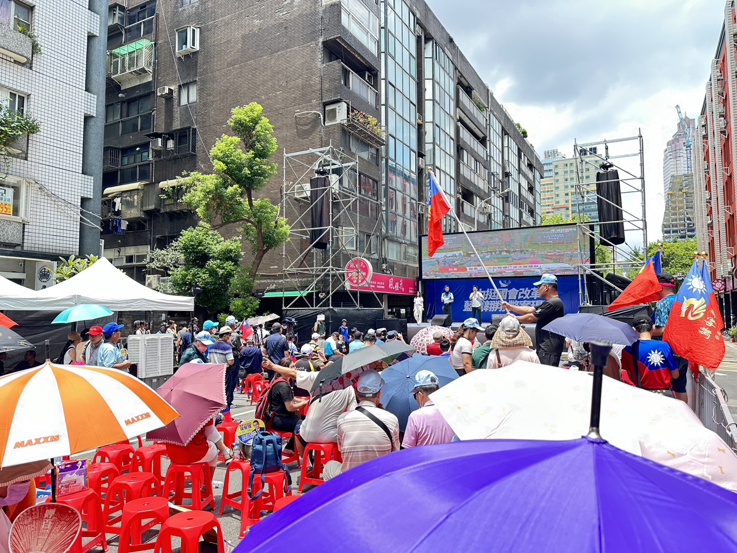 國民黨為反對行政院覆議案，動員「藍鷹」人力集結，與反對國會擴權的青鳥行動尬場。