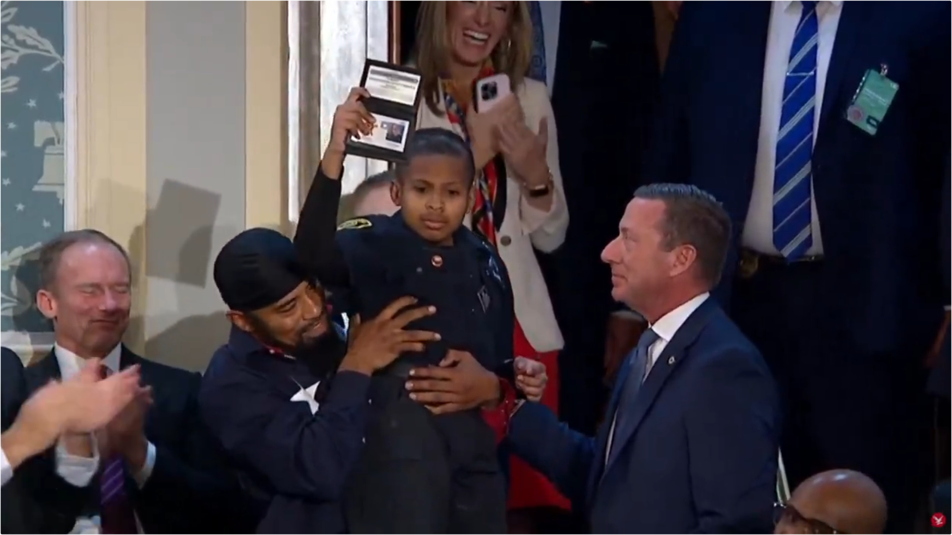 腦癌少年丹尼爾被任命為特勤局特工，接下證件。（翻攝X）