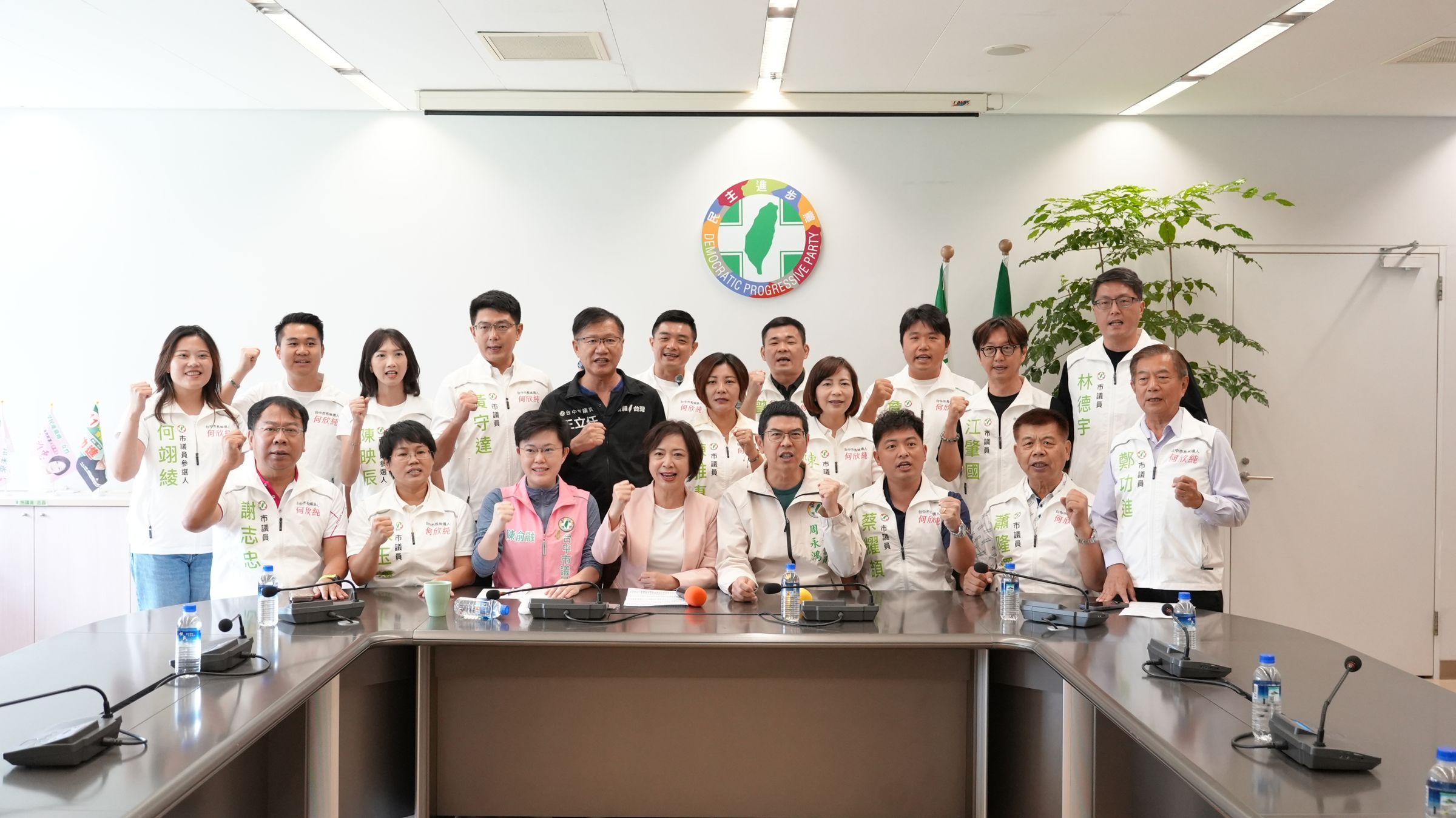 中央提出普發現金政策後，何欣純進一步說明地方加碼方案，主張上任後將盤點財政、籌措財源，再提出追加預算予議會審議。