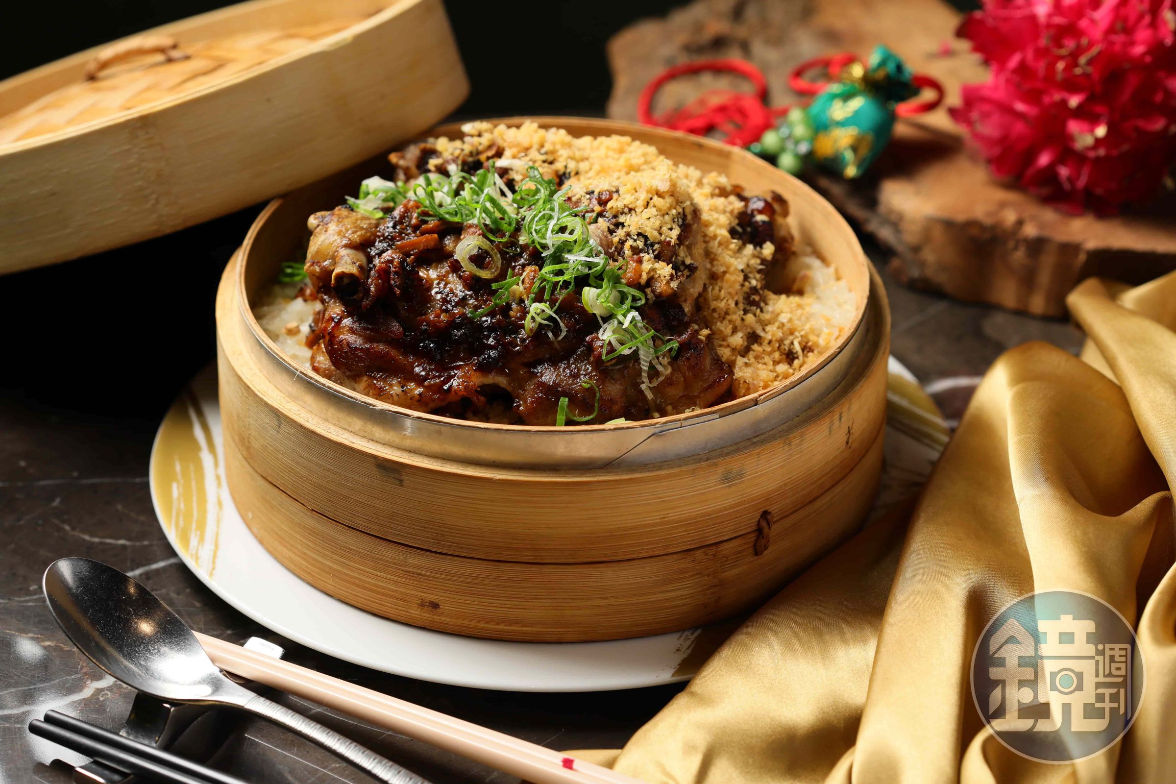 玖尹把糯米飯便奢華，「黑松露雞蒜香糯米飯」不僅米飯噴香逼人，去骨仿雞腿同樣刷上黑松露醬烤出迷人香氣。（12,688元6人年菜菜色）