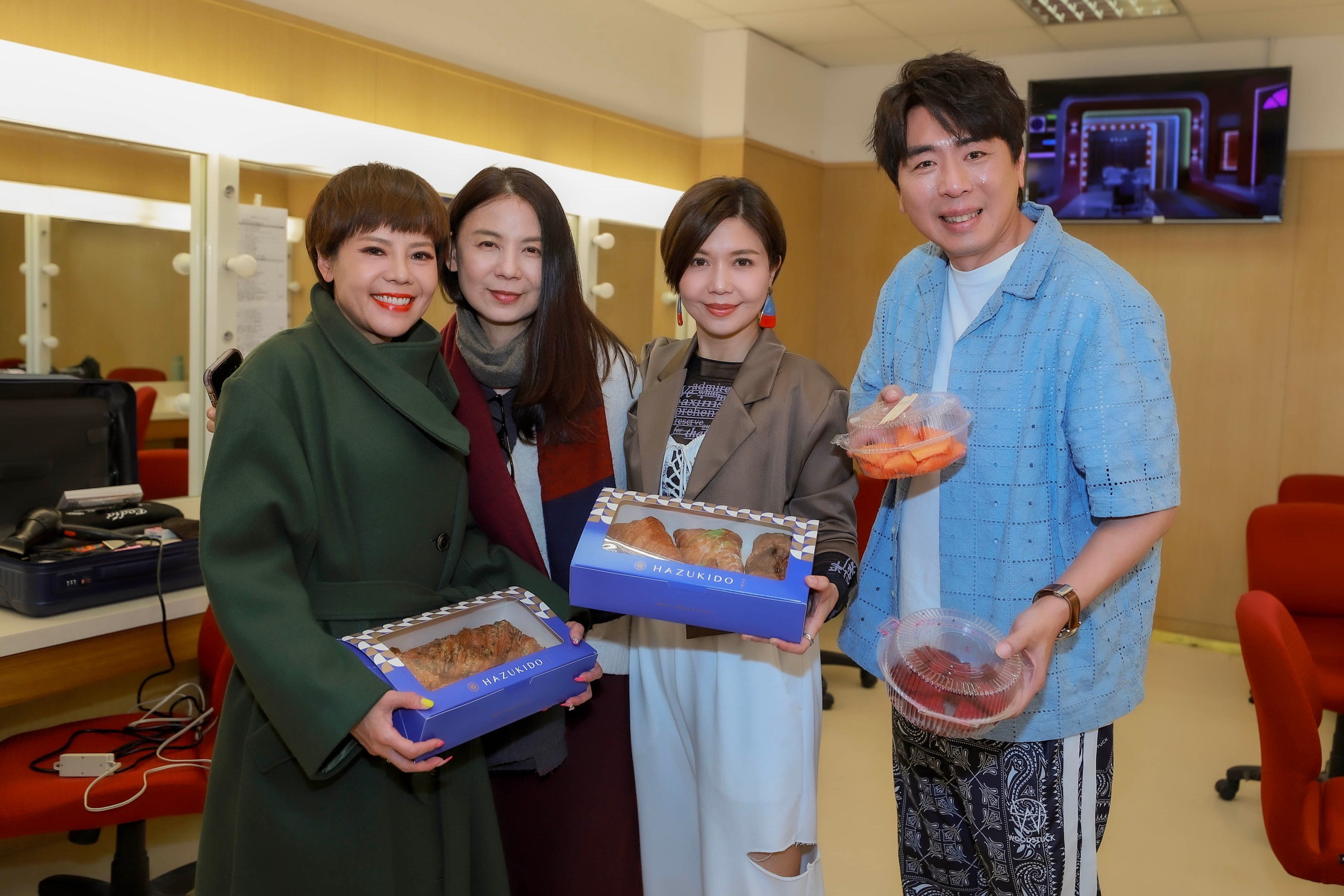  錦雯拍民視八點檔《愛的榮耀》，製作人王珮華陪同驚喜探班于子育、梁赫群。（民視提供）