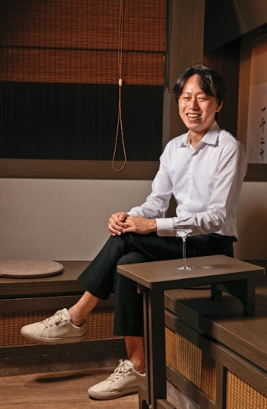 黃暐庭是現任SSI intl理事、台灣國際唎酒協會理事長，也擔任高雄然一酒店、Ukai-tei Kaohsiung日本酒顧問。