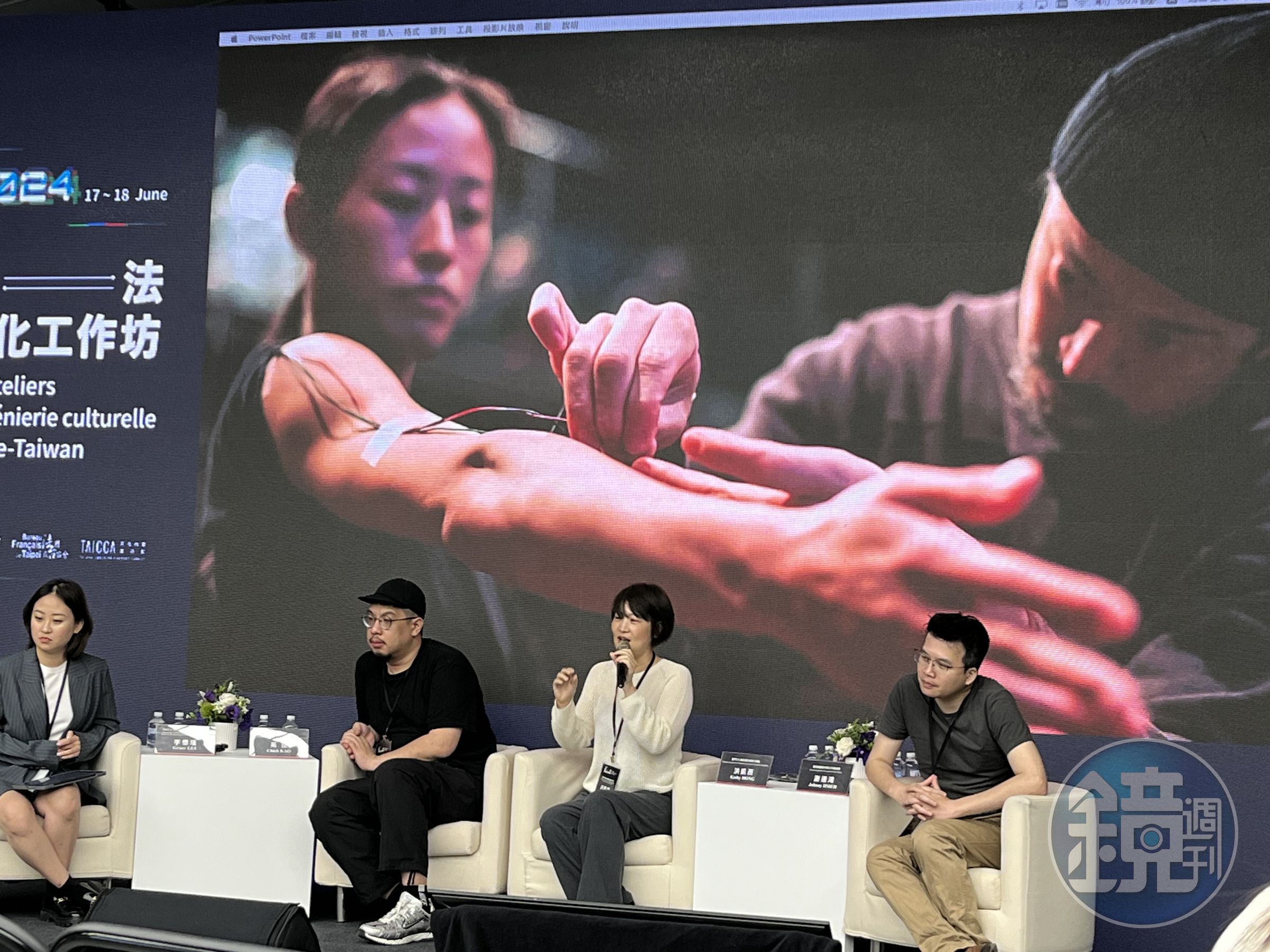 洪凱西(右二)向與會人士說明,團隊在舞者身上放置可傳遞電流的裝置,再把電流轉譯成聲音。