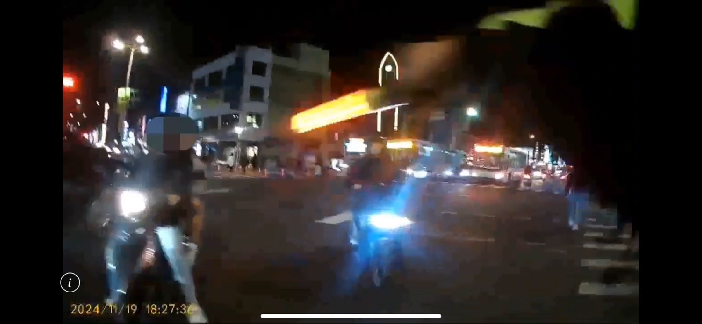 警方在路口執勤時,攔下2名違規左轉的騎士,但其中蘇男認為警釣魚執法拒簽罰單。(翻攝畫面)