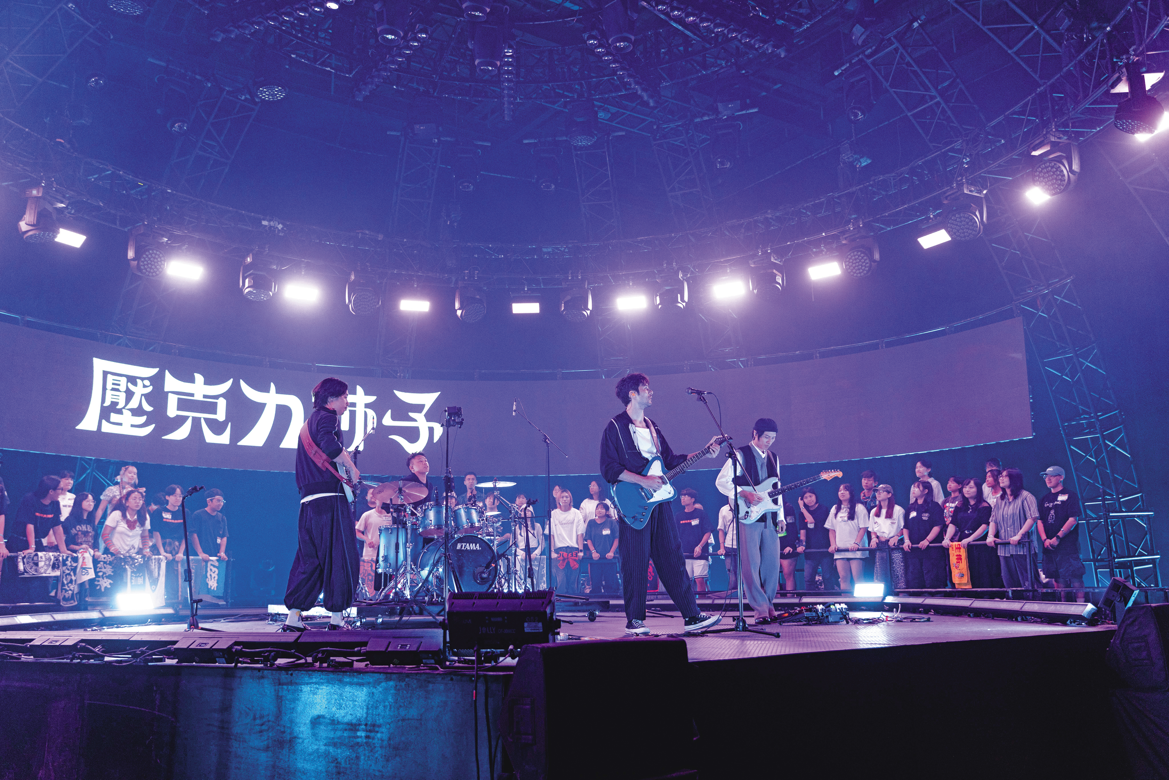 製作團隊引進演唱會等級的軟硬體模組，圖為鳳小岳（前排中）領軍的樂團《壓克力柿子》。  （五条文化提供）