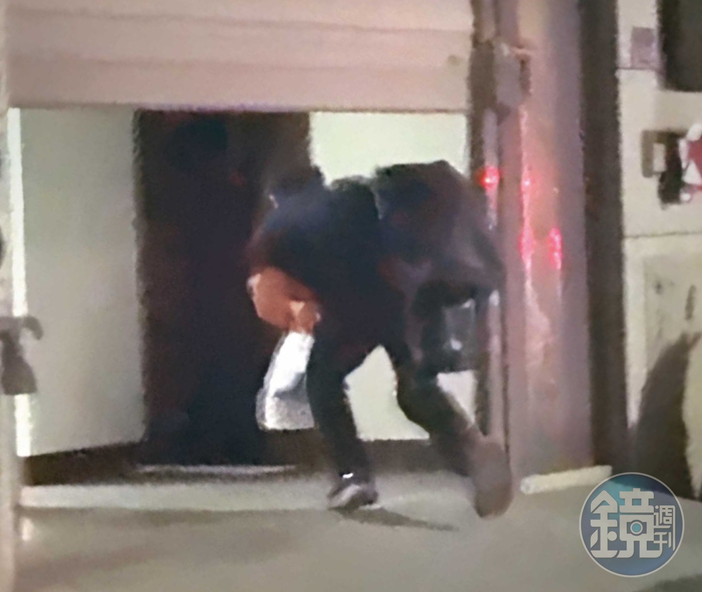 L男(圖)直接從K女住處後門進入屋內,動作相當熟練。(讀者提供)