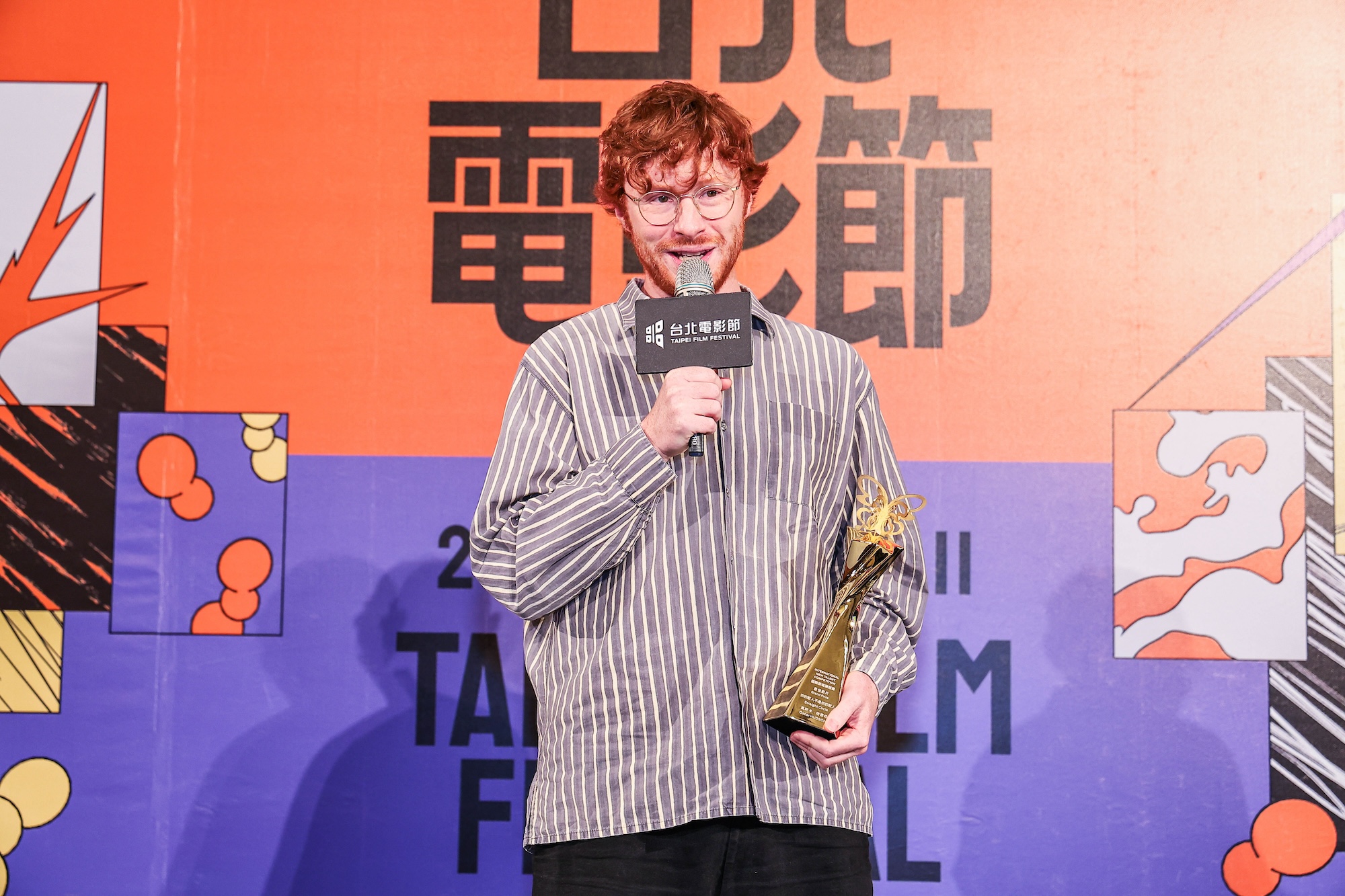 以《你的敵人不是你的敵人》，3度上台領獎的英國導演奧斯卡哈德森。（台北電影節提供）