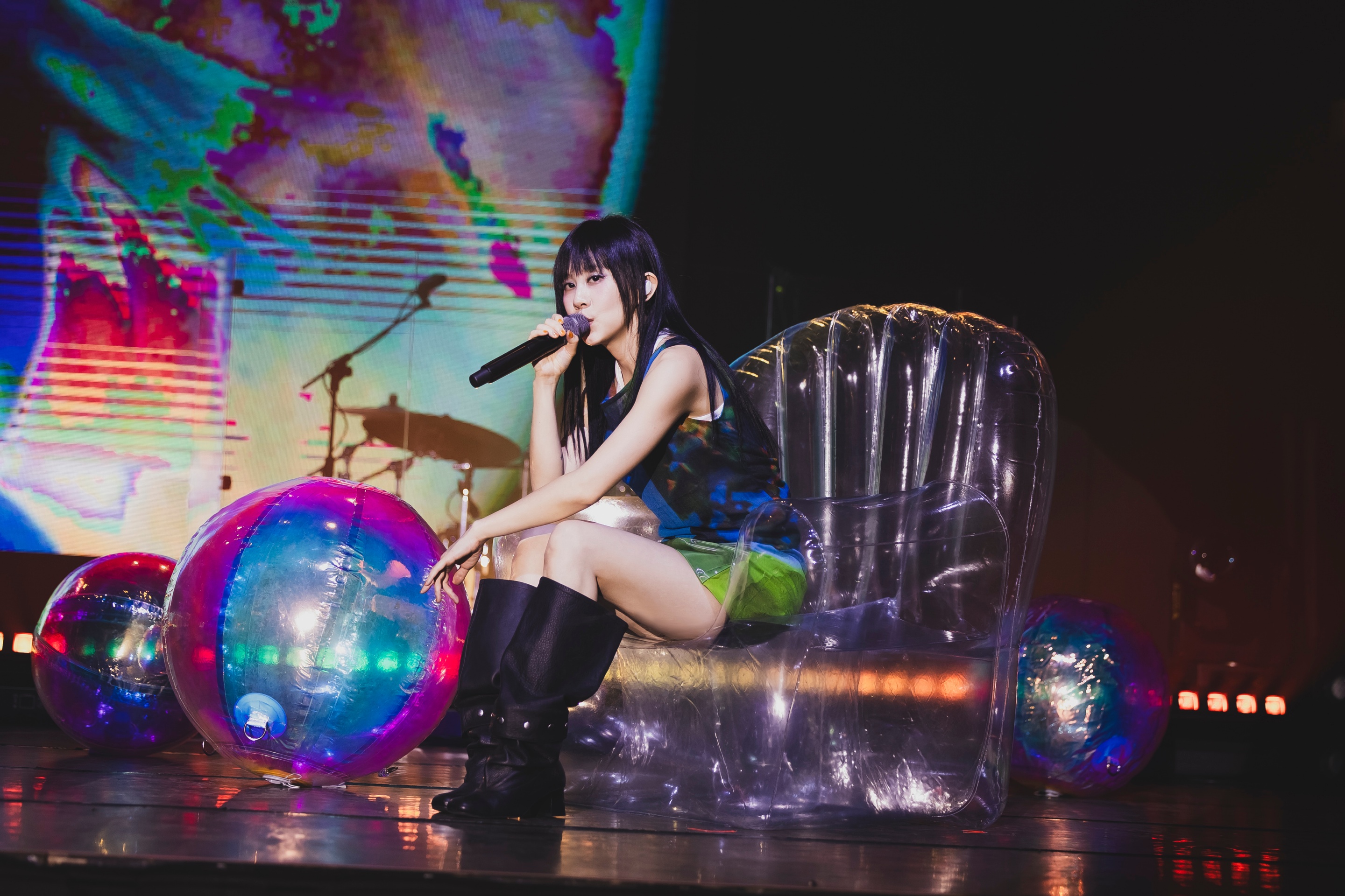 白安穿上印有駿馬圖樣的亮皮裙登台，送上「馬年成功、馬上發財」祝福。（相信音樂提供）