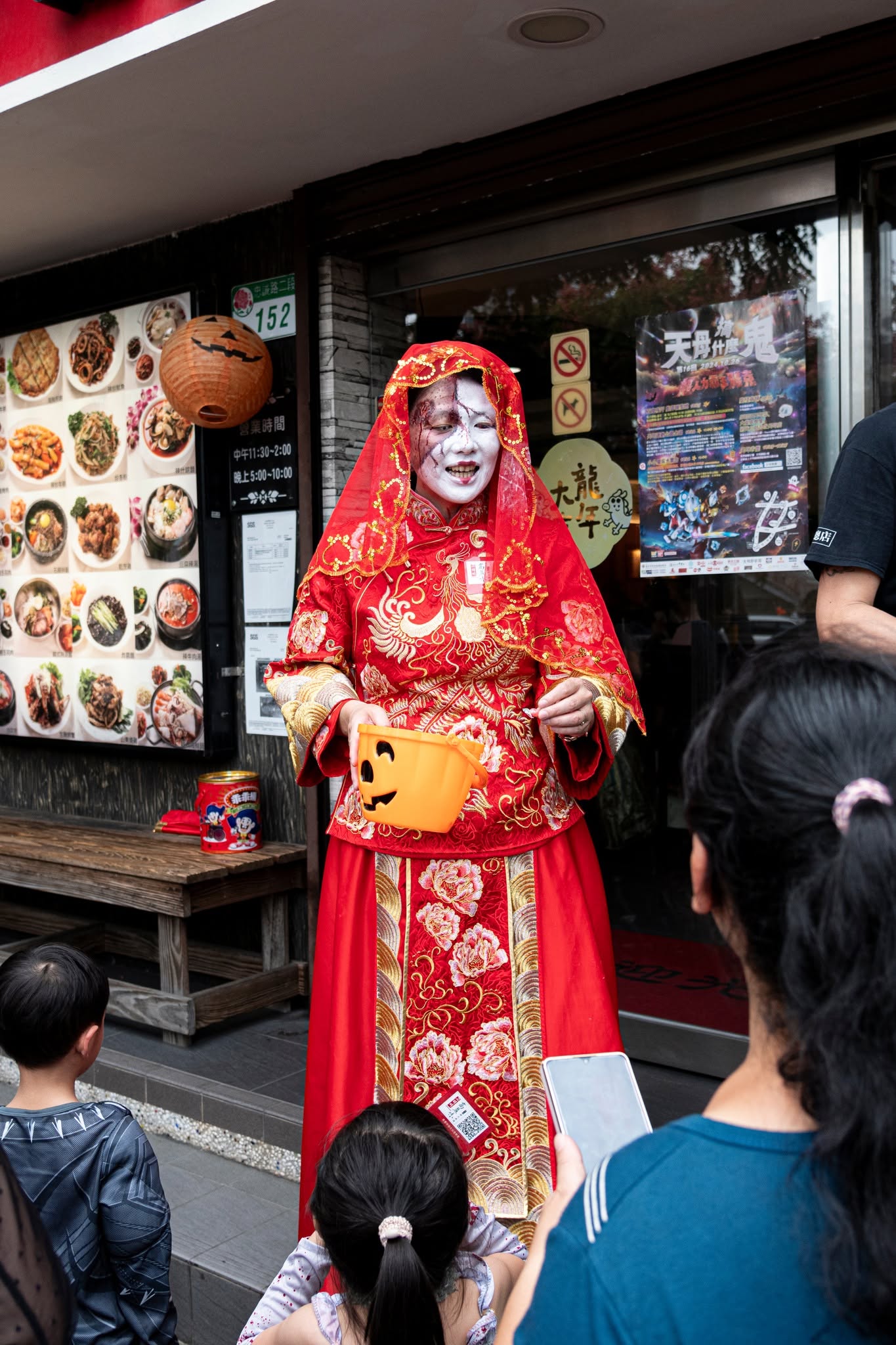 具有傳統元素的古裝鬼新娘，當然不能缺席，也來發糖。（翻攝自Gangs of Tian Mu 天母幫）