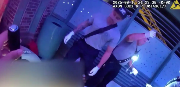 美國環球影城發生死亡悲劇，32歲輪椅男搭乘雲霄飛車時突失去意識，頭部猛烈撞擊車廂致死。（翻攝自YouTube頻道@fox35）