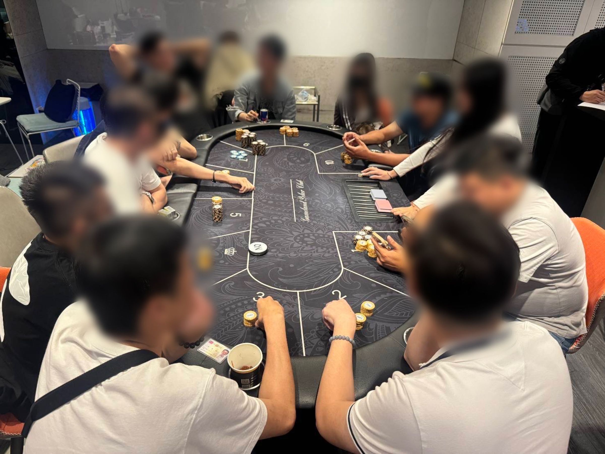警方日前攻堅林森北路某地下室一處德州撲克職業賭場,現場逮捕23人。(翻攝畫面)