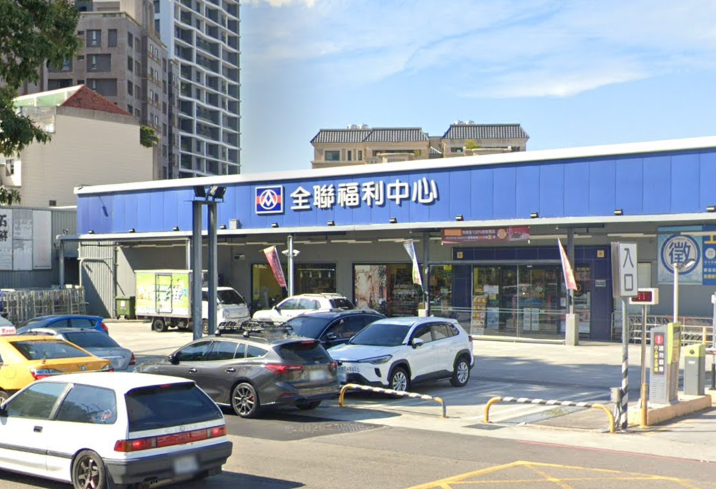 台中北屯區軍功路全聯,昨天傳出有男子持釘槍恐嚇事件。(翻攝自Google Maps)