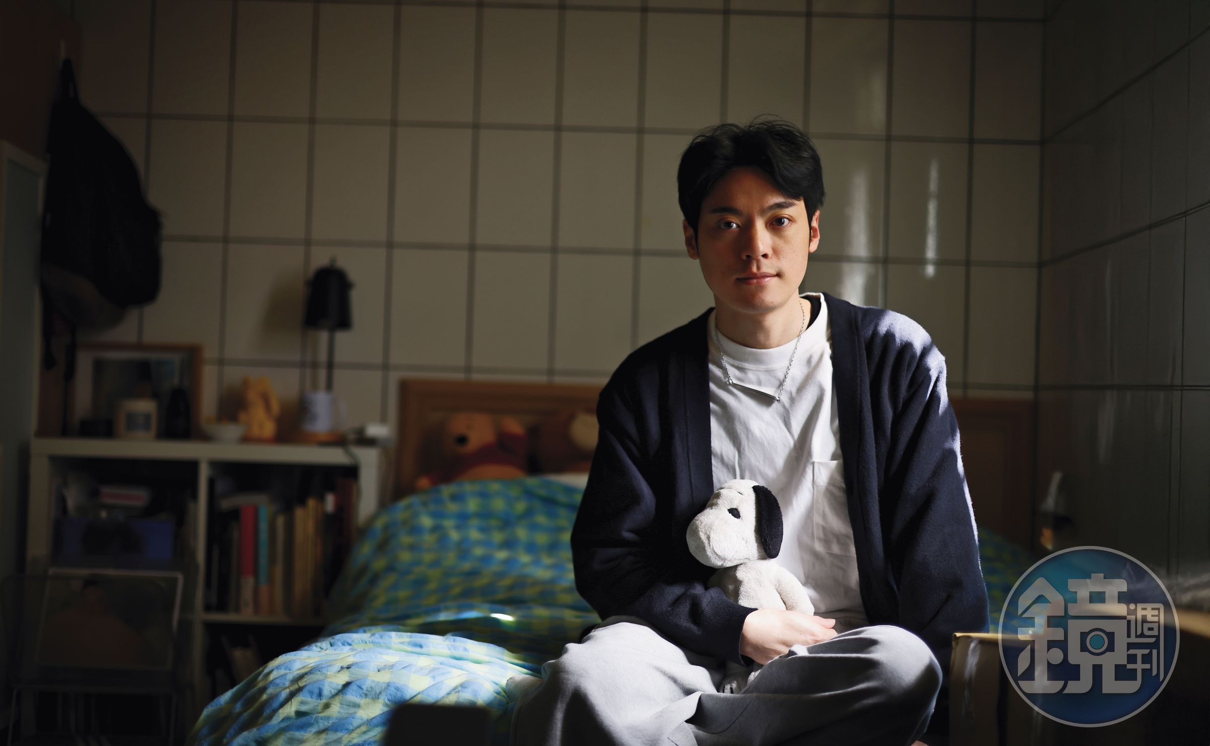林家夯把布偶當活物一樣照顧，採訪這天我們問小AB在哪？他說：「正在睡覺。」然後從枕頭與棉被間拿出來與他合照。