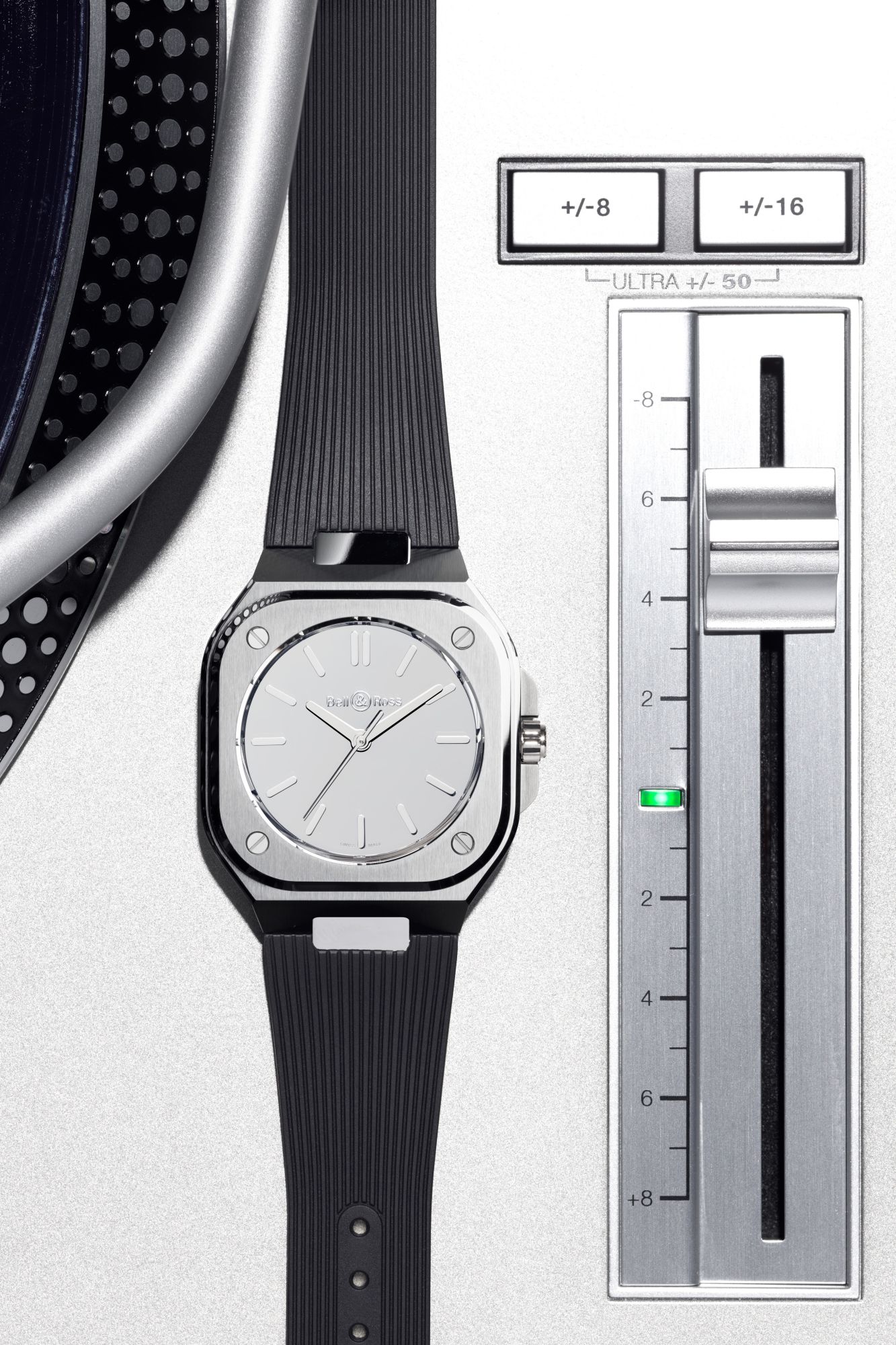 BR-05 本來就不是那種要陪你爬山下海的工具錶，而是把 Bell & Ross 的方形語彙拉進城市生活的產物。Grey Mirror Steel 則更乾脆，直接用鋼材表面處理當主敘事。