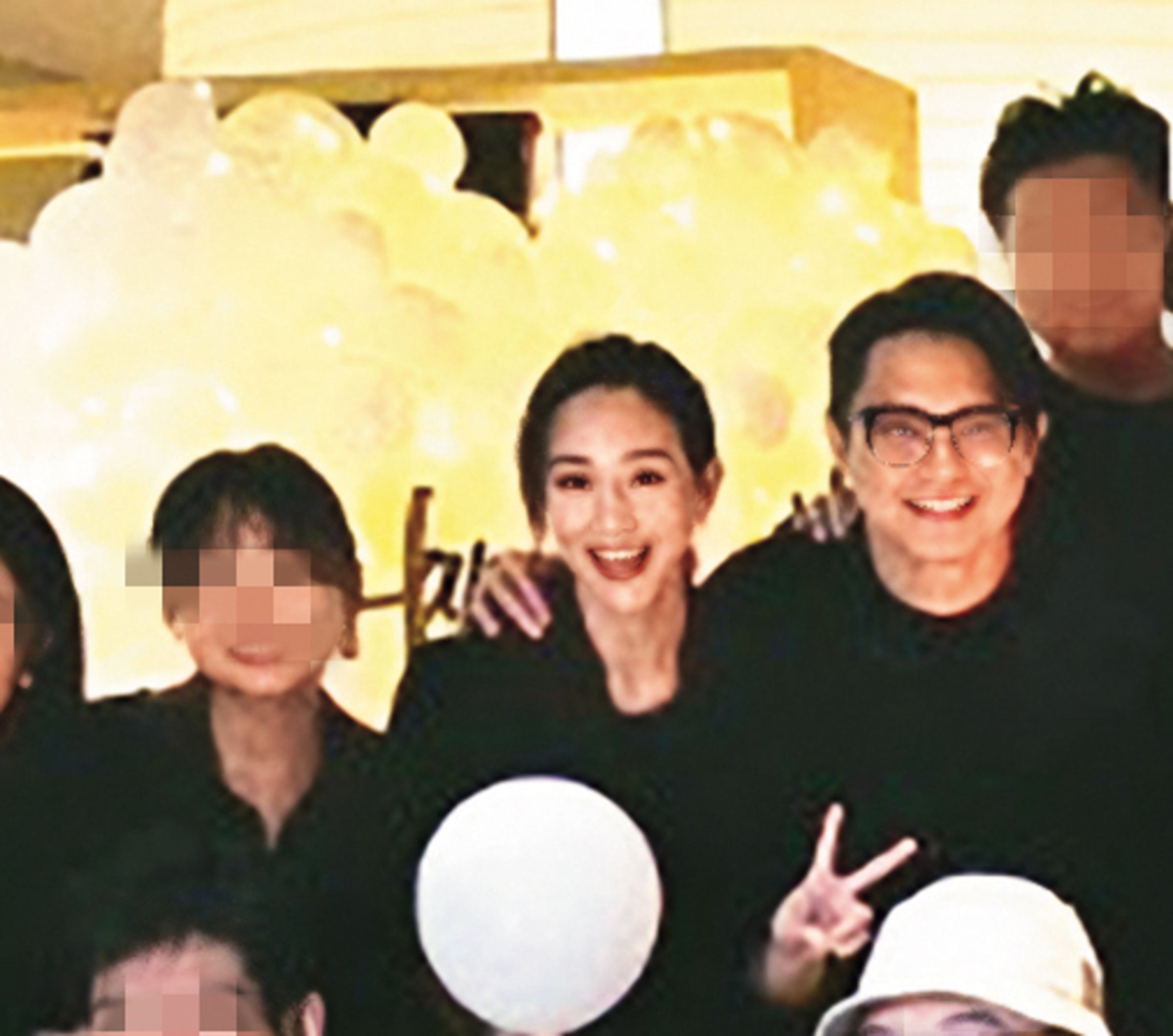 	張鈞甯（左二）和友人歡度42歲生日，高調和男友柯汶利（右三）同框放閃。（翻攝自張鈞甯微博）