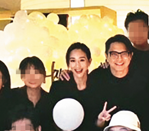 	張鈞甯（左二）和友人歡度42歲生日，高調和男友柯汶利（右三）同框放閃。（翻攝自張鈞甯微博）