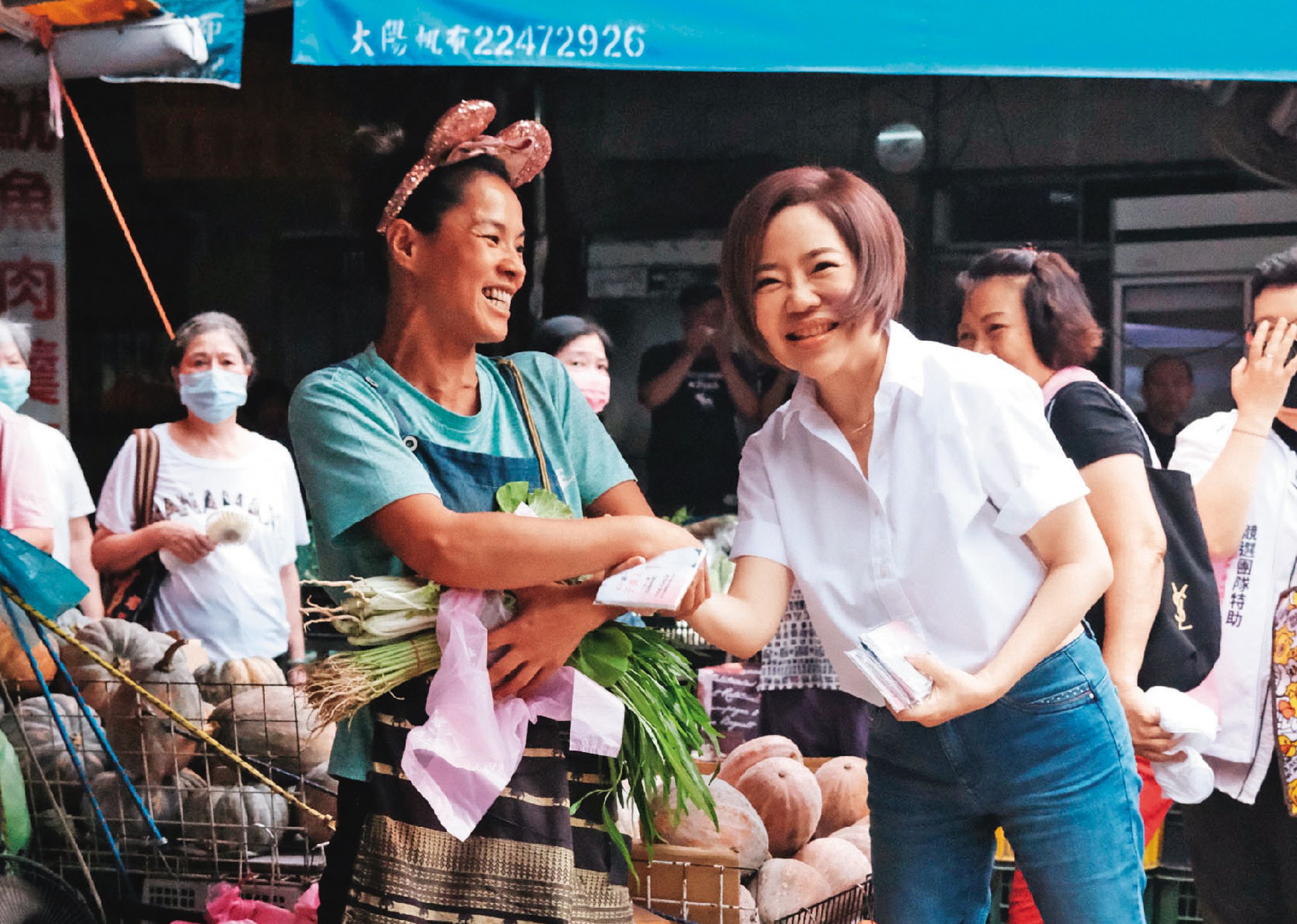 于美人 （右）在競選期間到市場掃街拜票，向民眾問候。（翻攝于美人臉書）