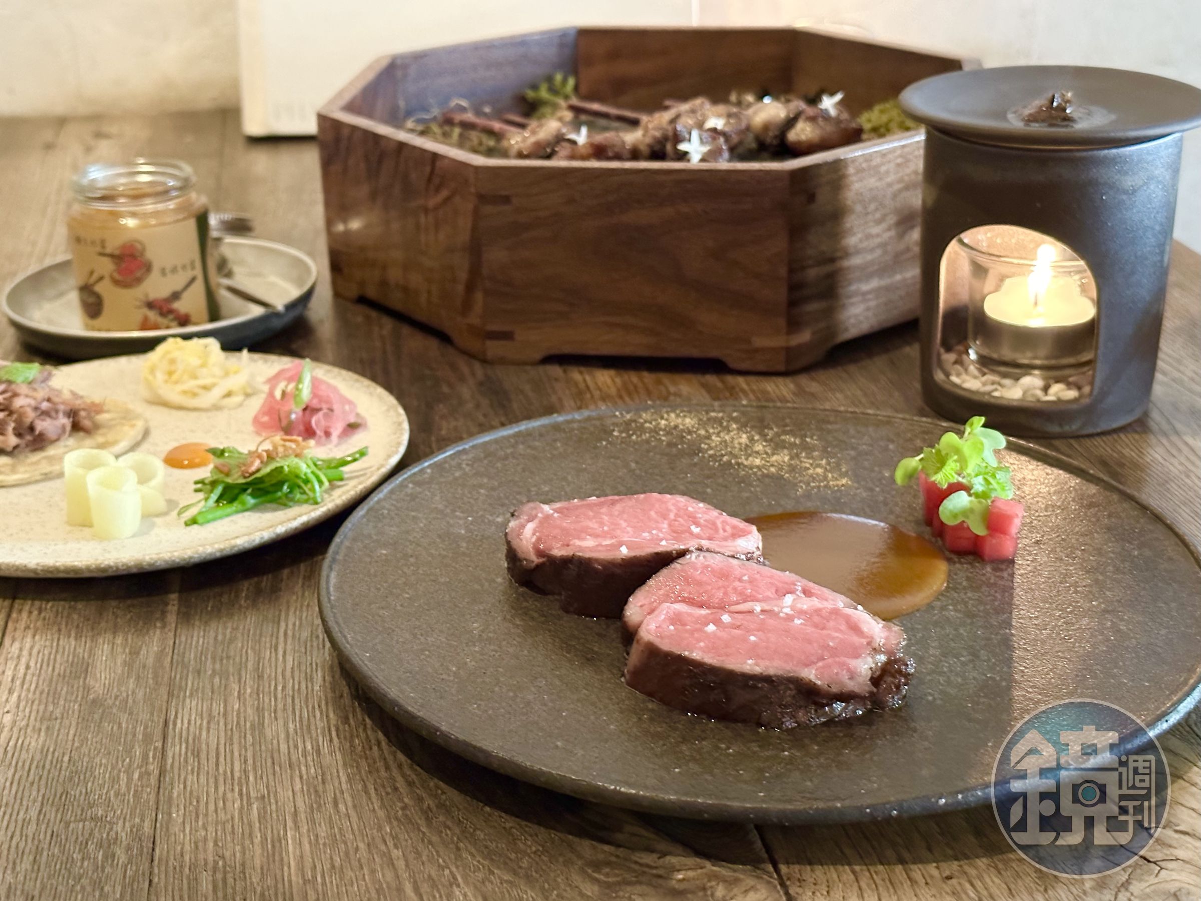 「澳洲熟成羊小排/牛蒡/蘋果」上菜前會擺上薰香罐,營造在森林裡用餐的氛圍。(5,800元套餐菜色)
