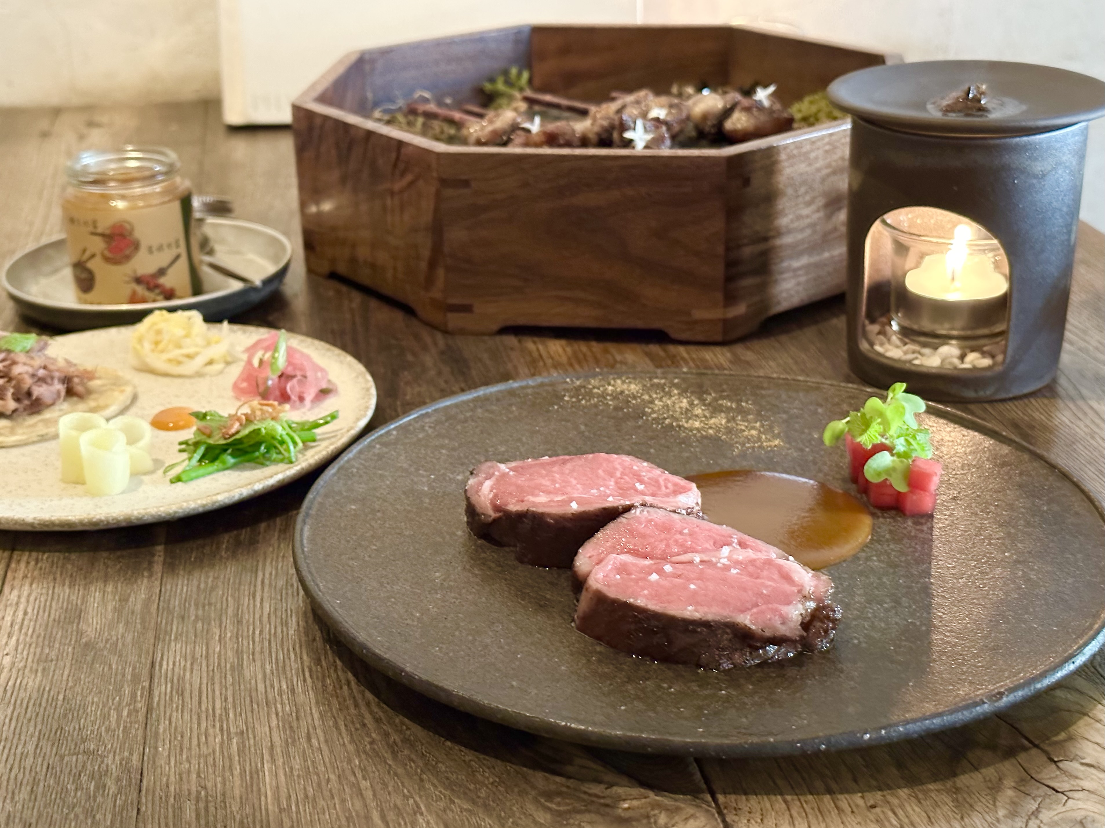 「澳洲熟成羊小排／牛蒡／蘋果」上菜前會擺上薰香罐，營造在森林裡用餐的氛圍。（5,800元套餐菜色）