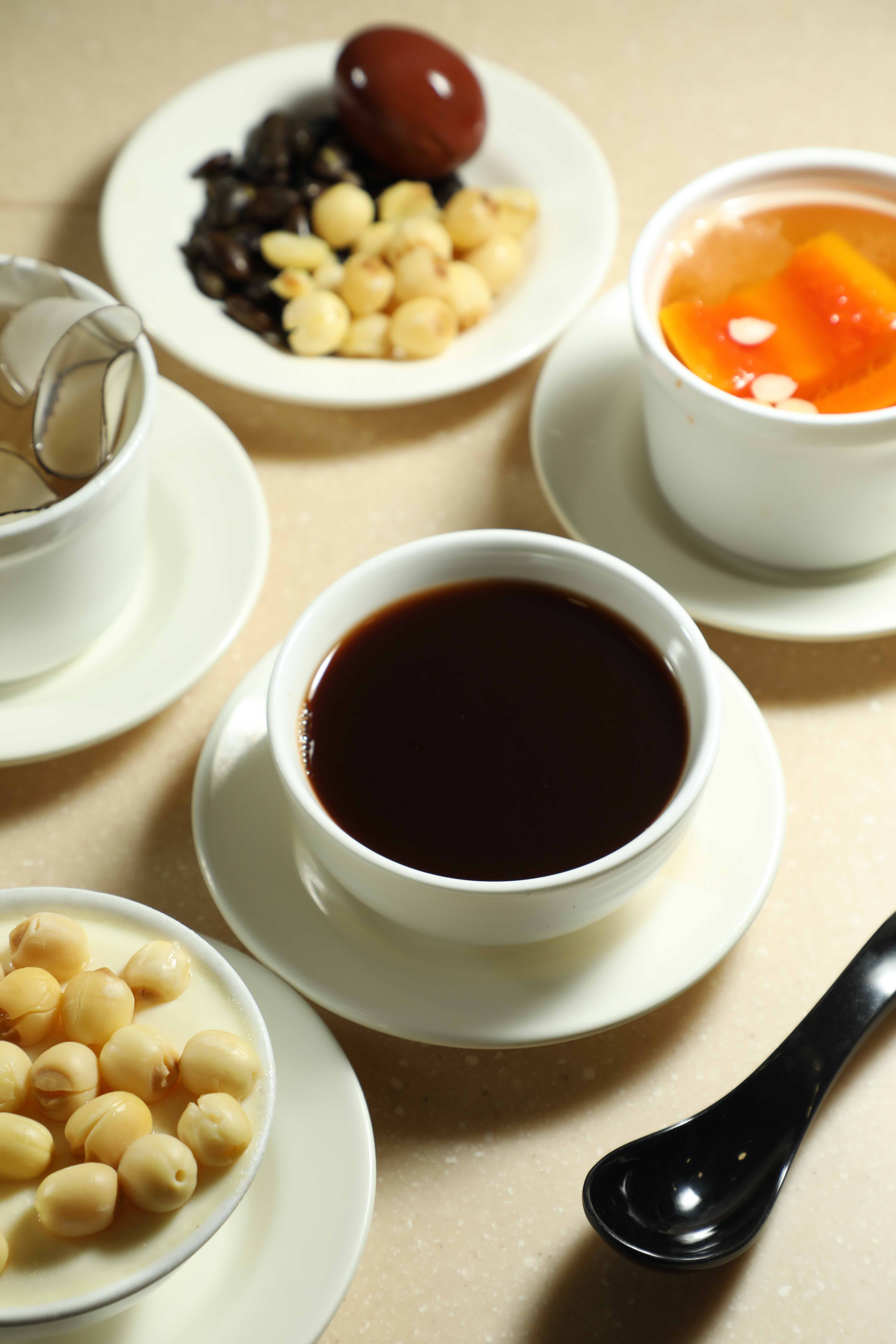 廣東糖水講究不時不食，綠林甜品依照季節調整食材，除了糖水外，也提供多款燉品。