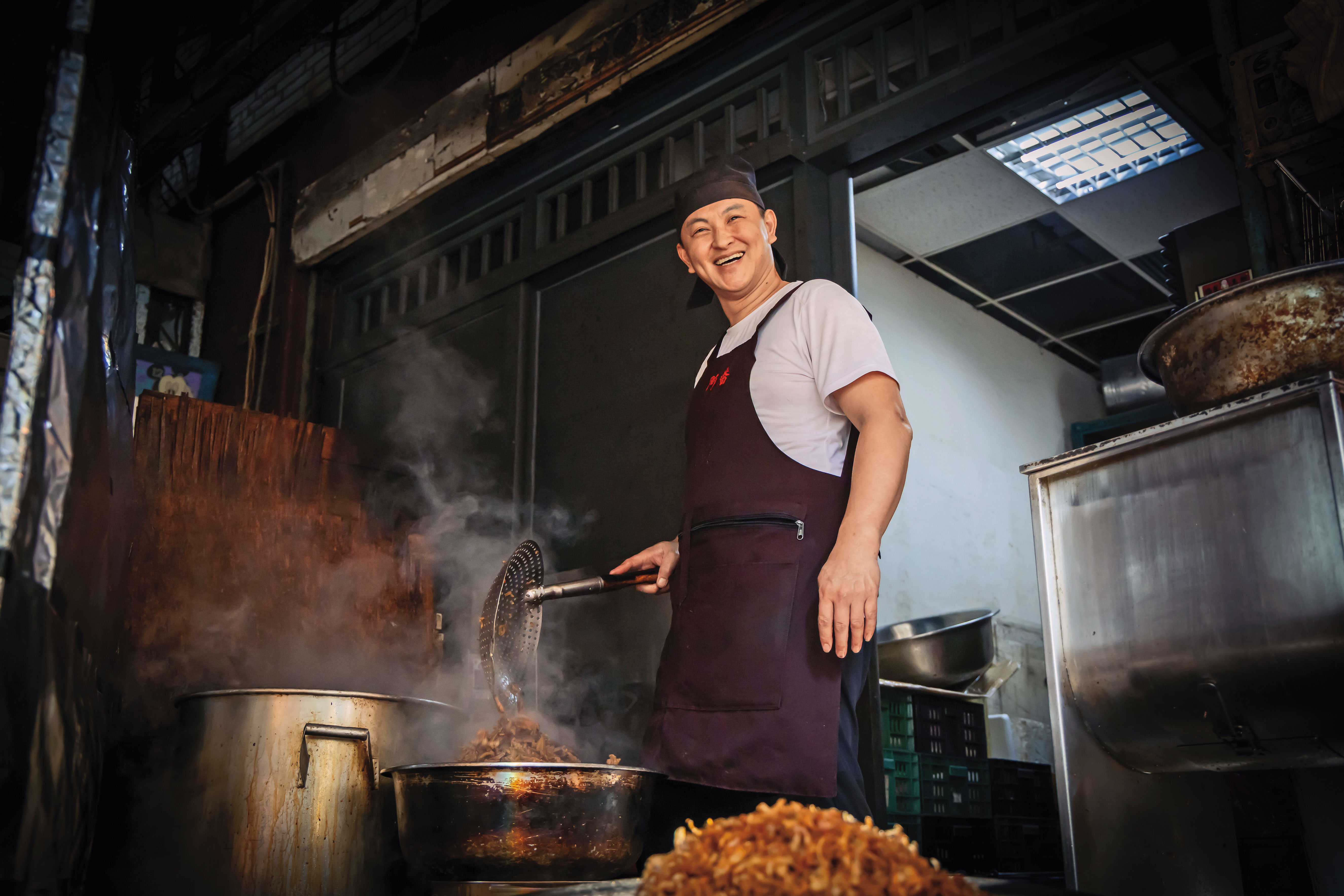 有25年主廚資歷的陳政任,為陪伴家人,放下200萬年薪及身段,在家附近的黃昏市場賣油飯,堅持每天現炒現做,去年底拿下新北油飯節冠軍。