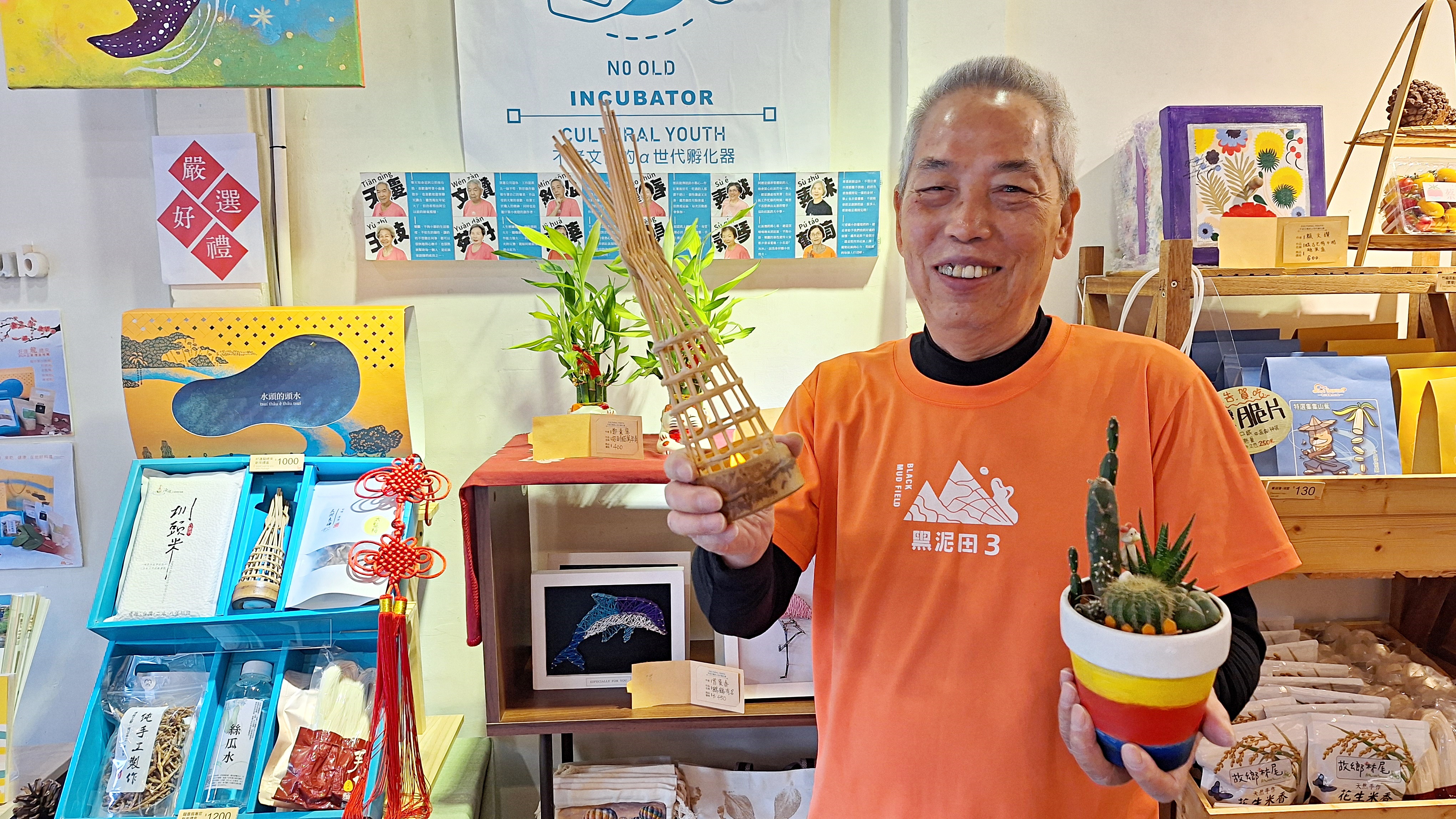 源泉故事屋邀請社區長輩擔任店內的「不老店長」，實踐青銀 共好的理念。