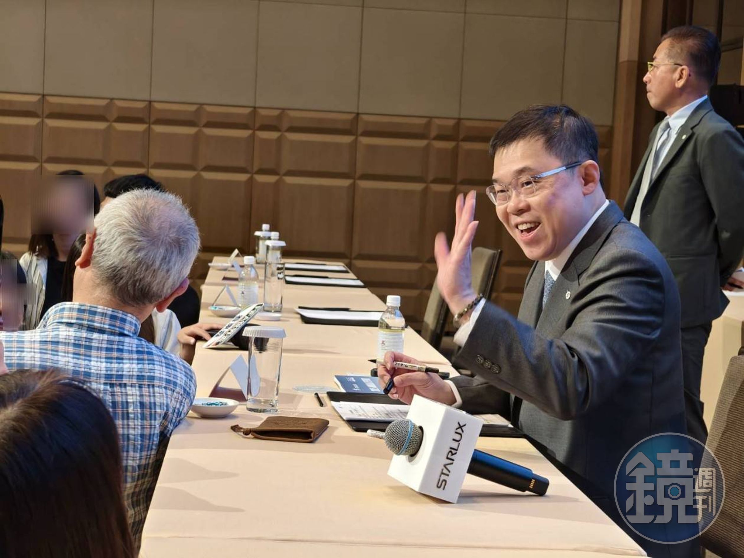 股東會結束後，張國煒向現場民眾揮手致意，親切回應支持者。