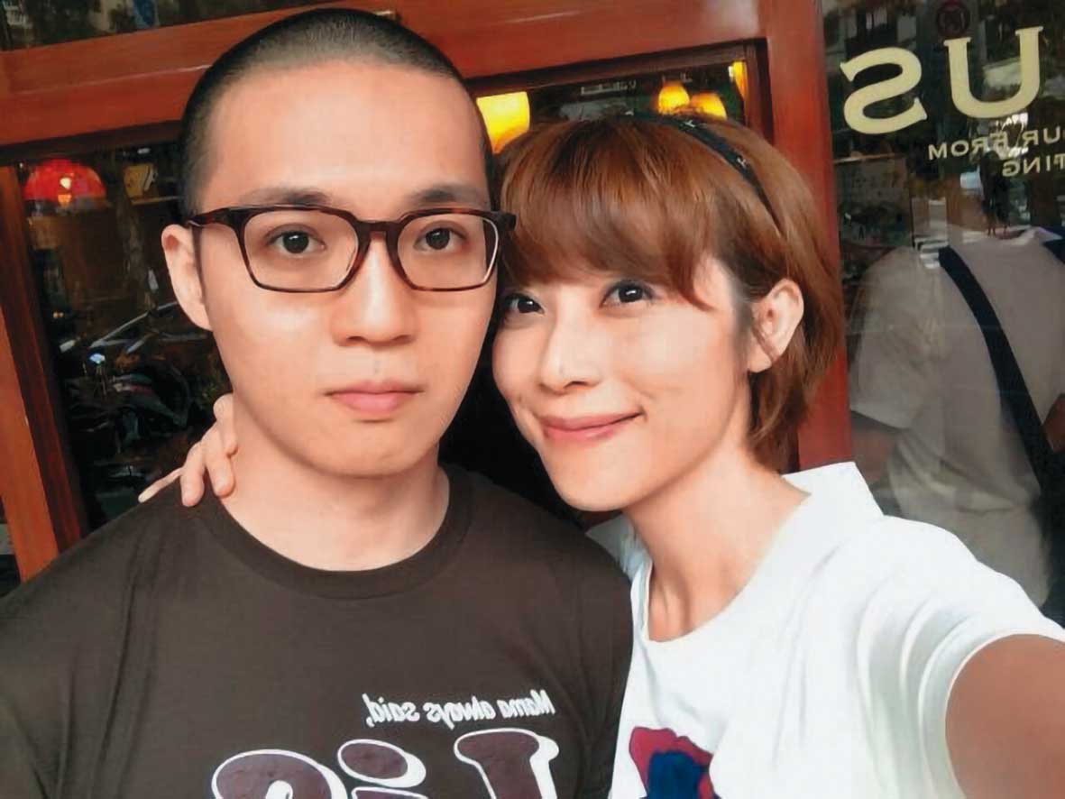 貴婦奈奈(右)與黃博健(左)已和平分手,但仍如家人互相扶持。(翻攝貴婦奈奈臉書)