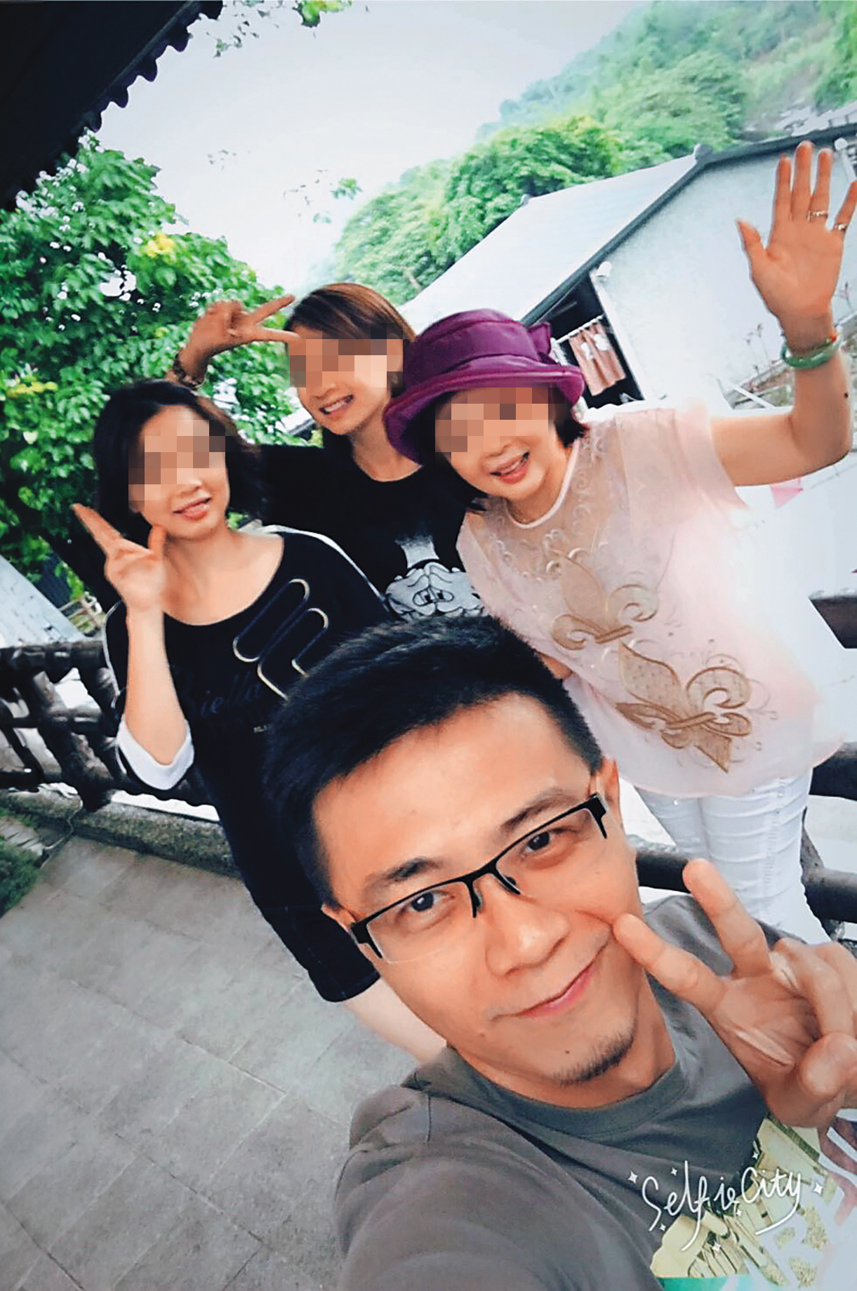 廖錦德（前）帶媽媽（後右）出遊，看得出母子感情深厚。（翻攝自錦德臉書）