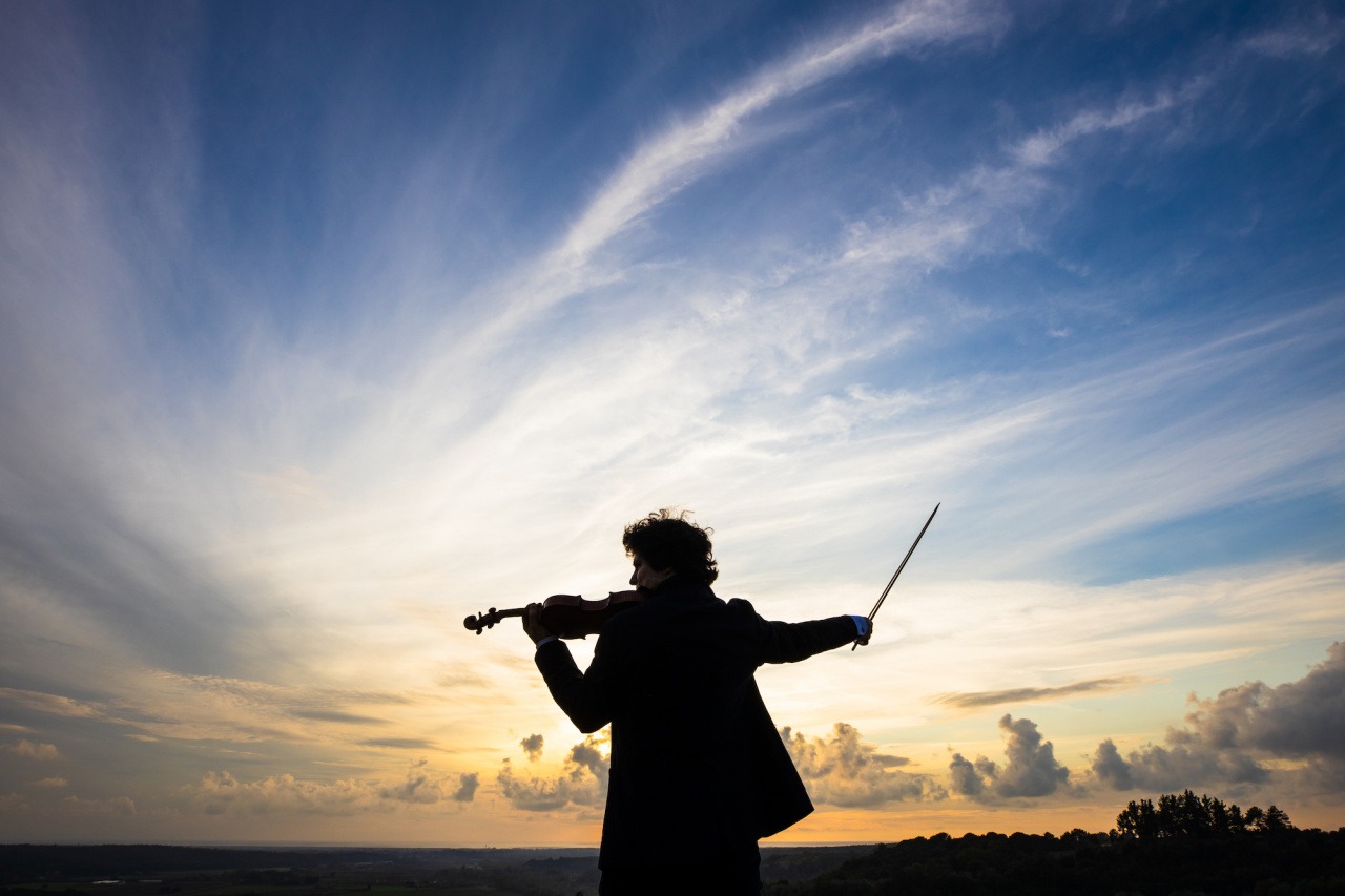 小提琴家哈德利希將人生磨難淬鍊為無可取代的音樂深度。（牛耳藝術提供）