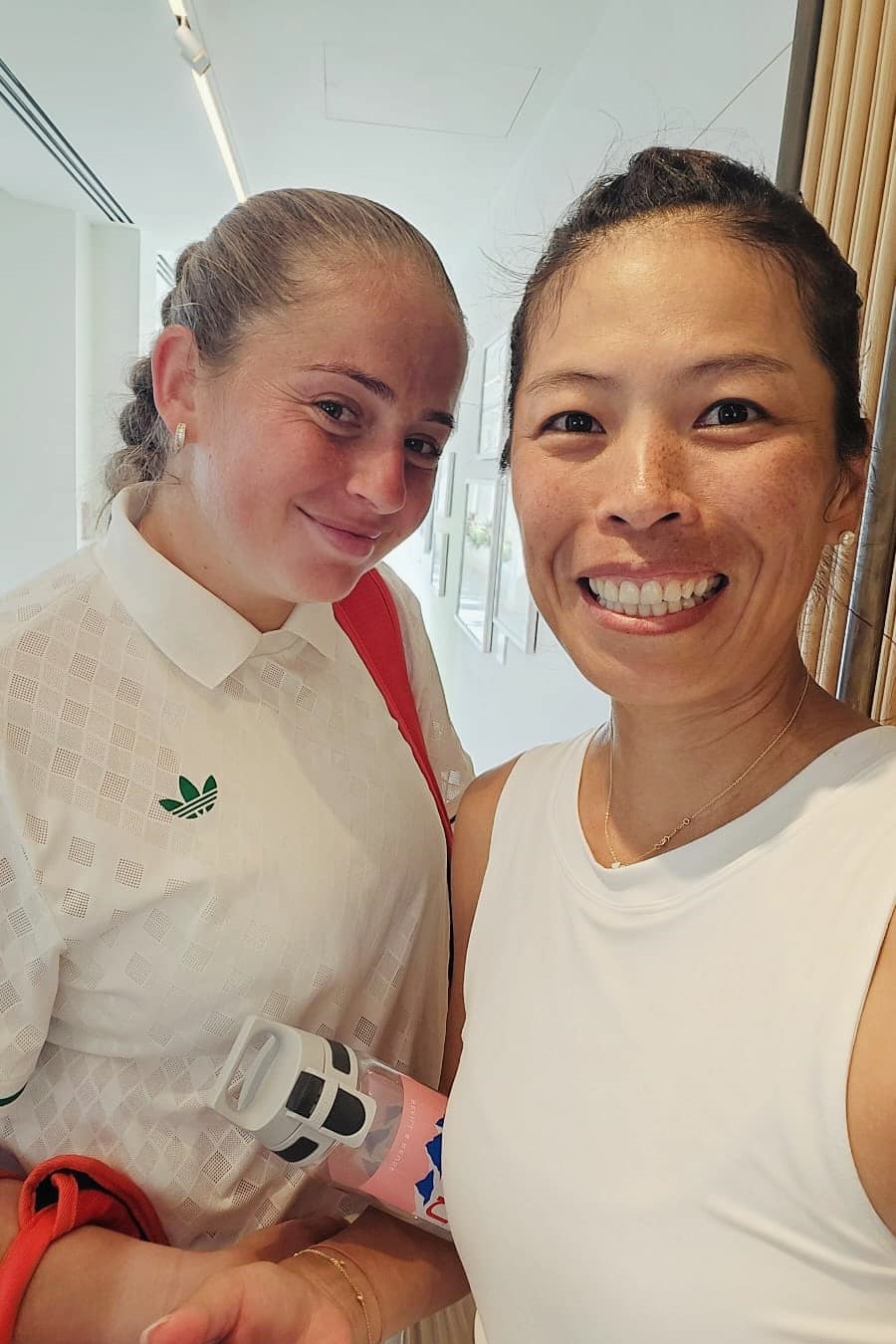 謝淑薇與拉脫維亞名將奧斯塔朋科攜手奪下本屆溫網女雙亞軍。（翻攝自Su-Wei Hsieh 夢遊寫真人謝淑薇 臉書）