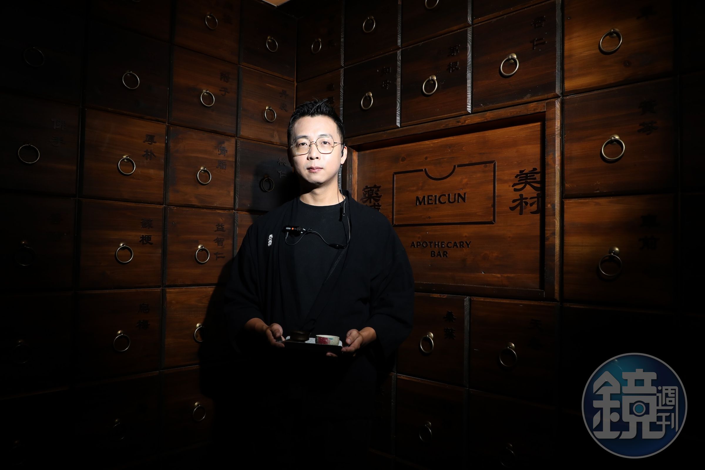 美村藥舖藏身美村路二樓,客人沿階梯而上、推開隱藏門,再由「引路人」帶領入內,讓進場本身就成為微醺體驗的序章。