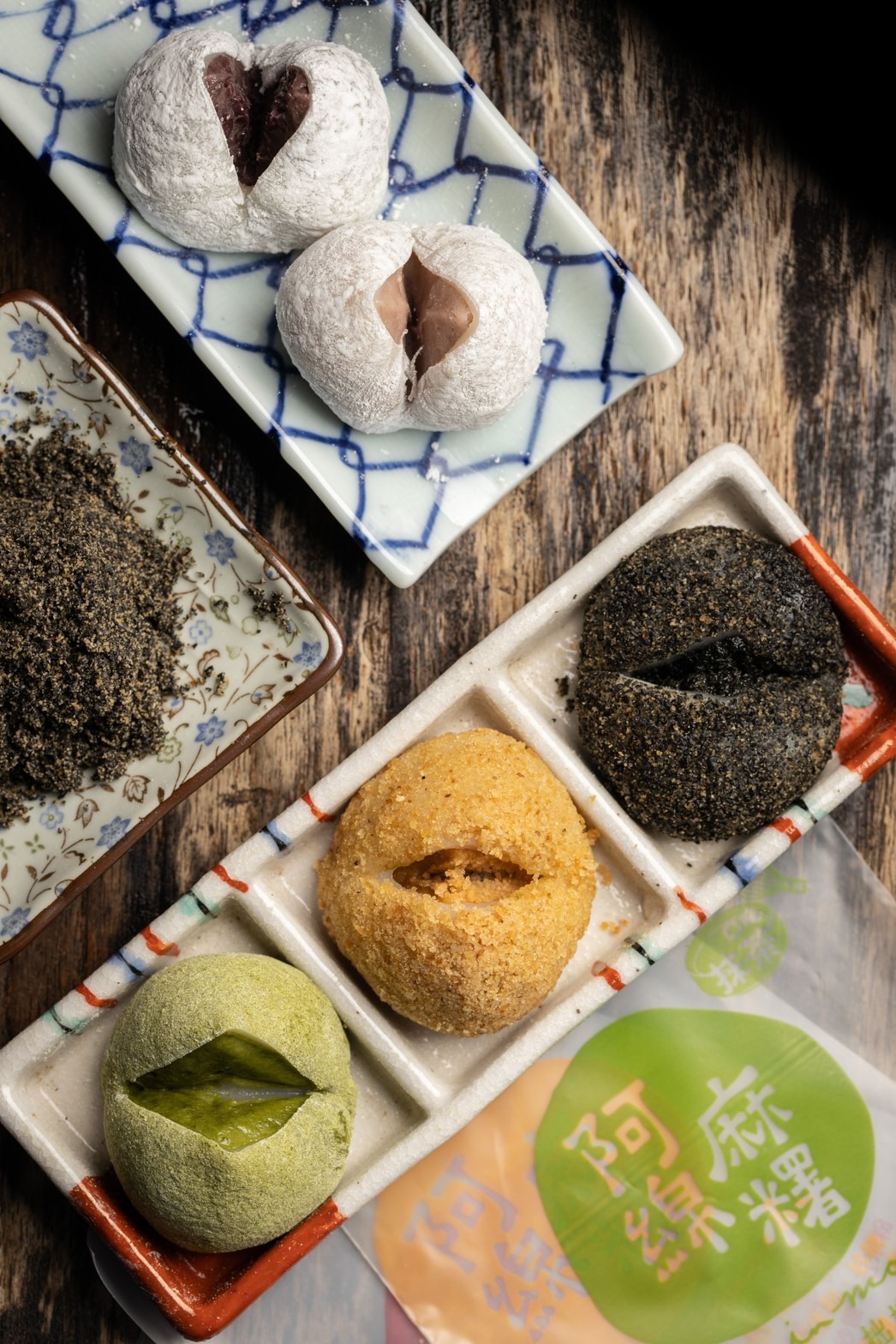 經典的傳統麻糬，有花生、芝麻、紅豆、芋頭等口味，每一種從外皮到內餡都是純手工製作。（35元／顆，300元／10顆）